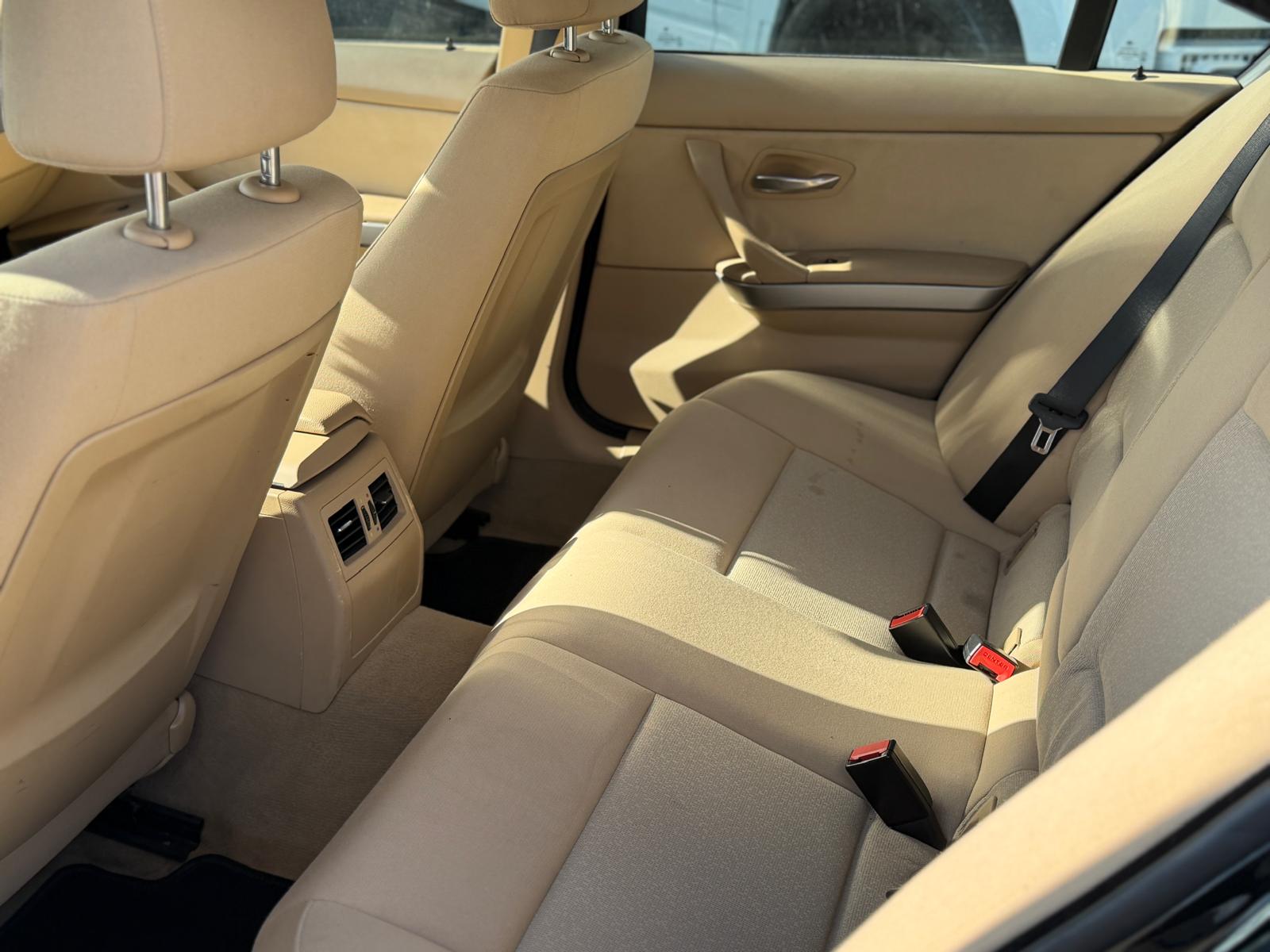 BMW 320i-image-10