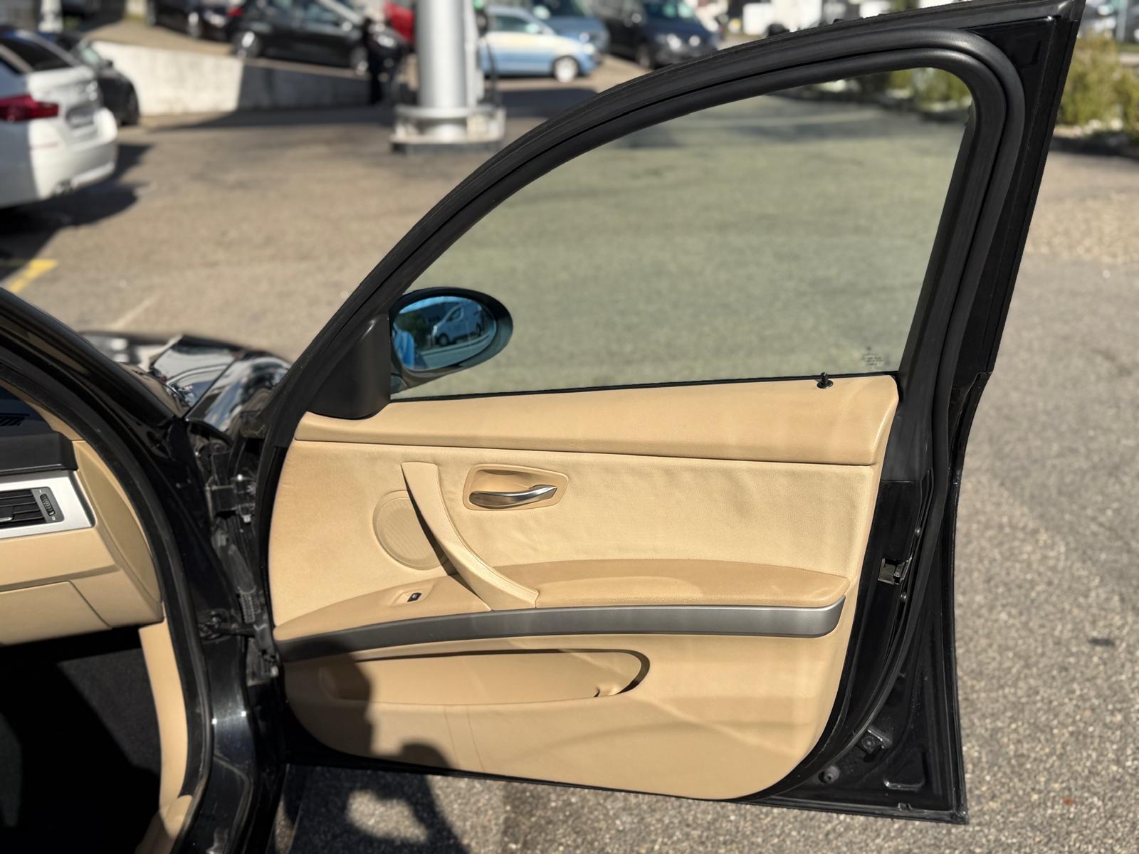 BMW 320i-image-11