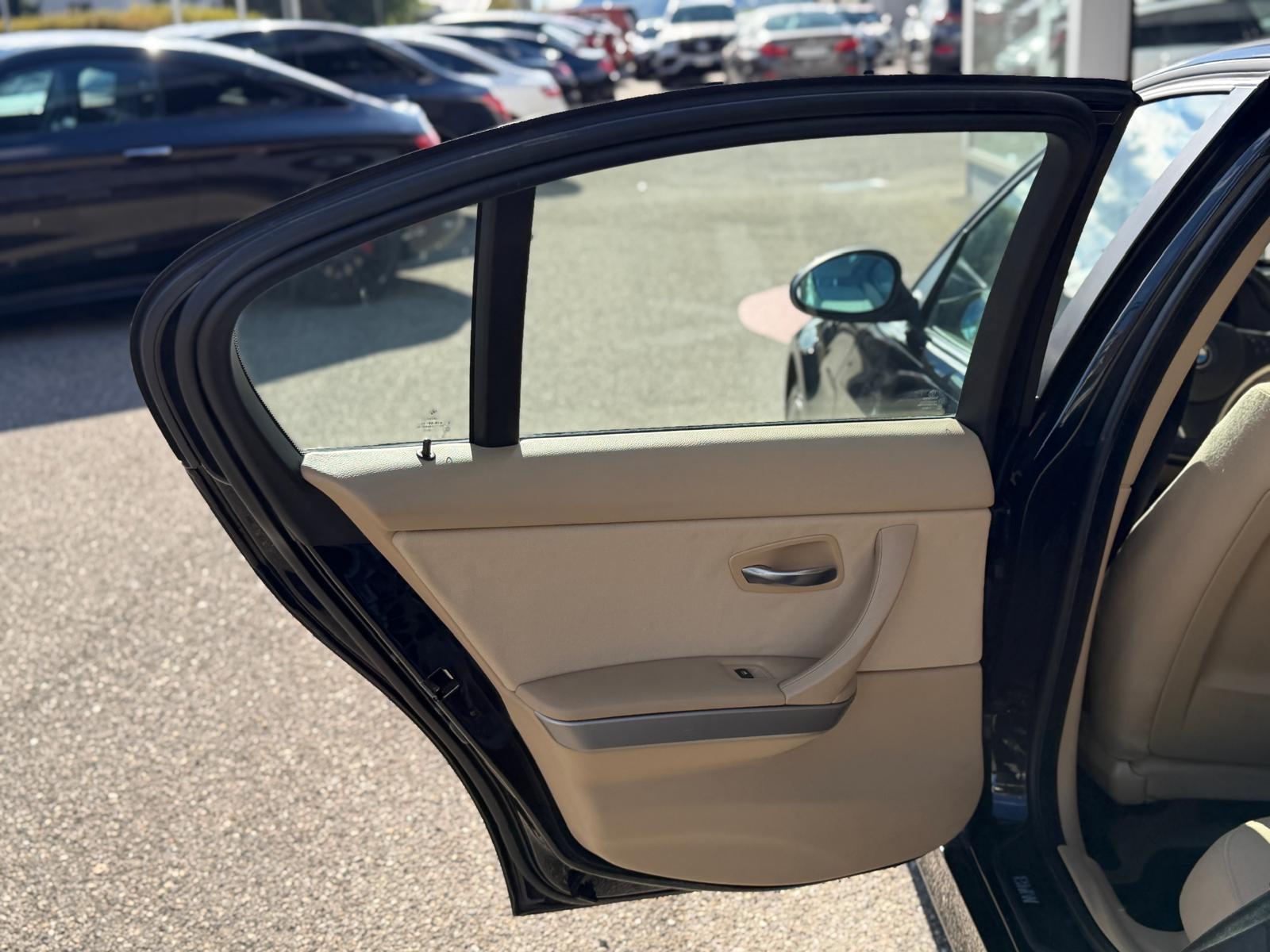 BMW 320i-image-9