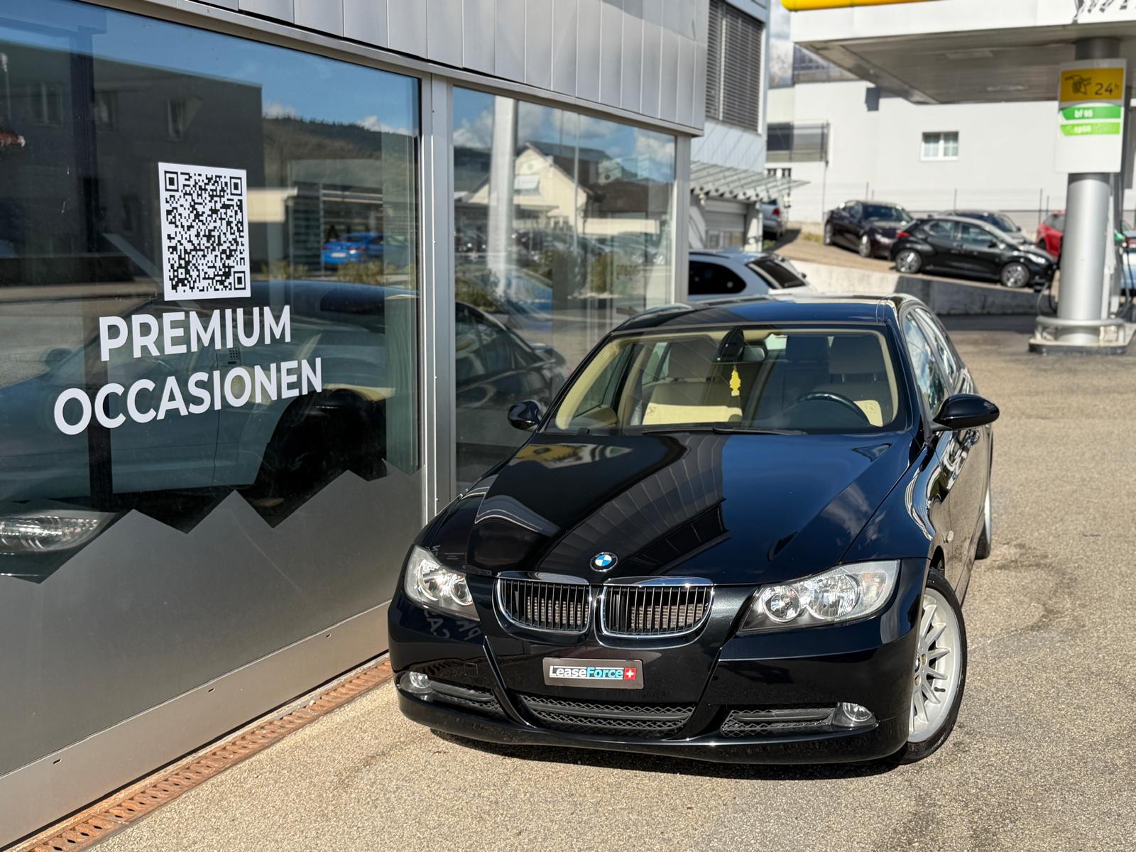 BMW 320i-image-1