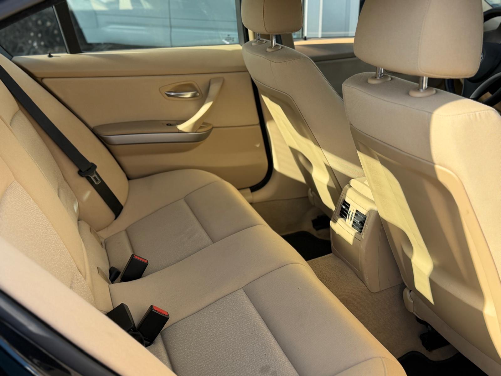 BMW 320i-image-14
