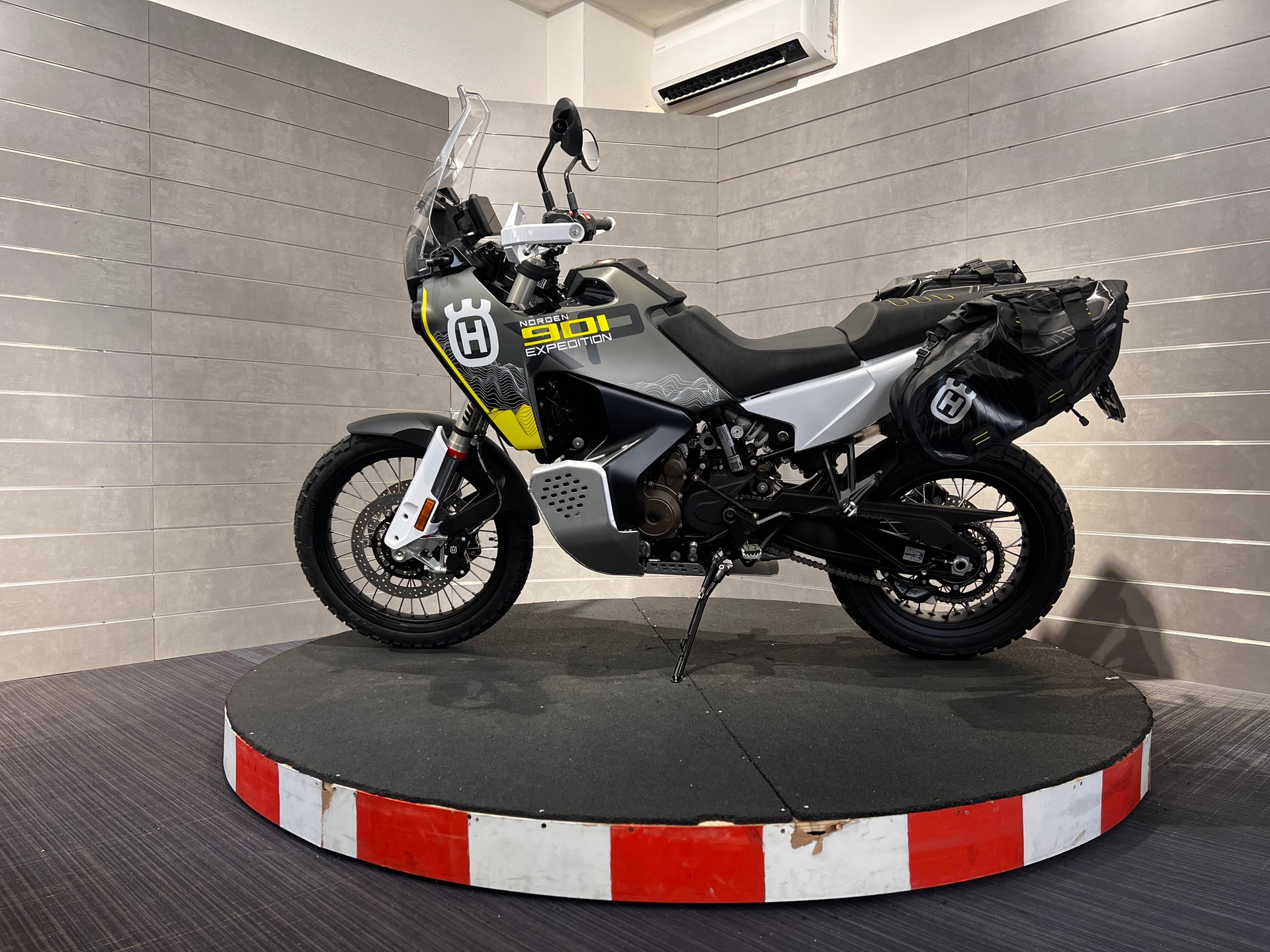 HUSQVARNA Norden 901 Expedition-image-1