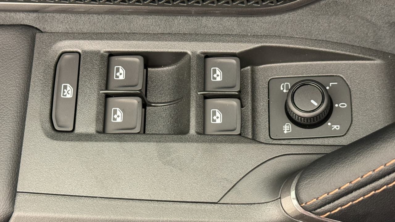 CUPRA LEON ST 1.5 e-HYBRID pHEV VZ Black Edition-image-8