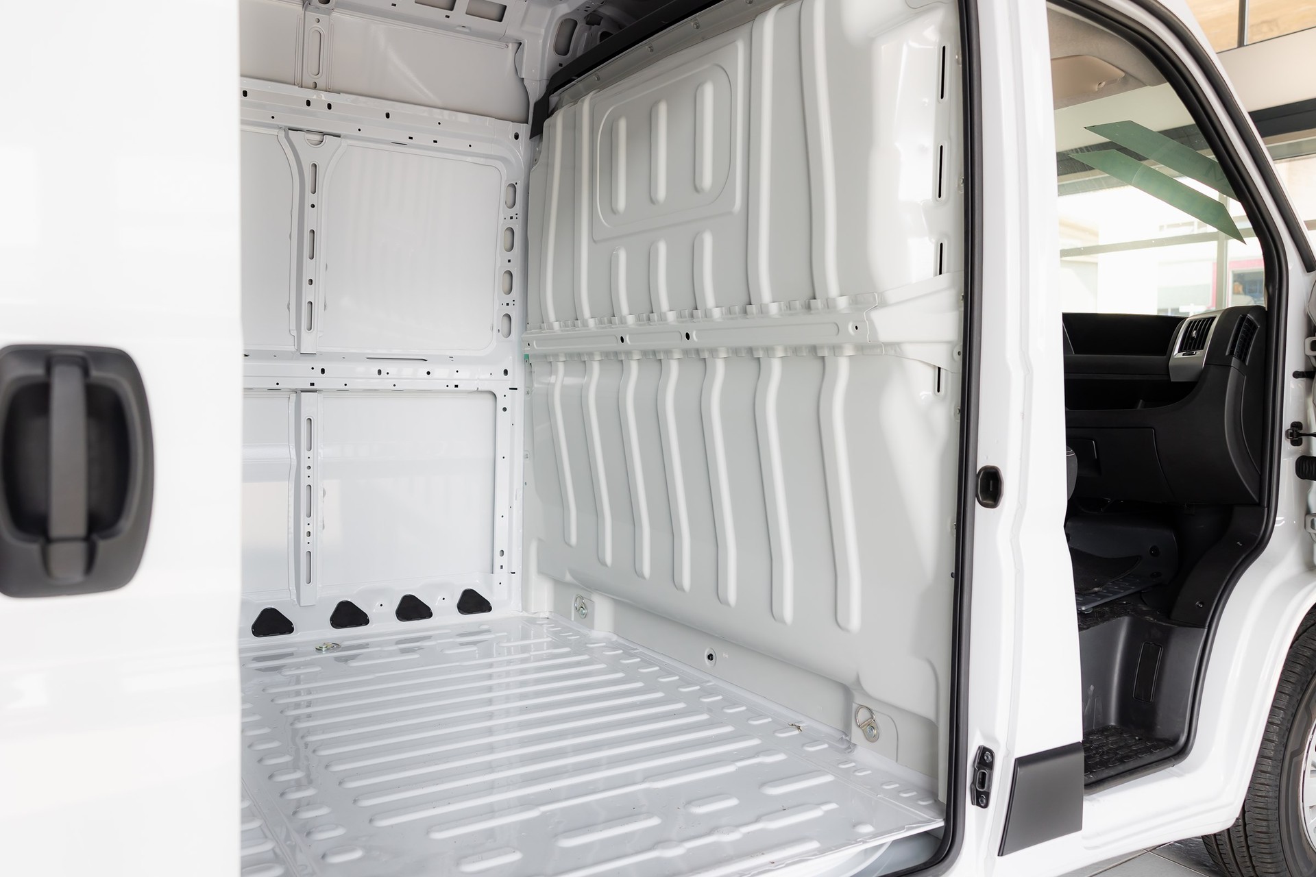 FIAT New E-Ducato 35 47kWh MH2 L2 H2 Comfort Full Option-image-11