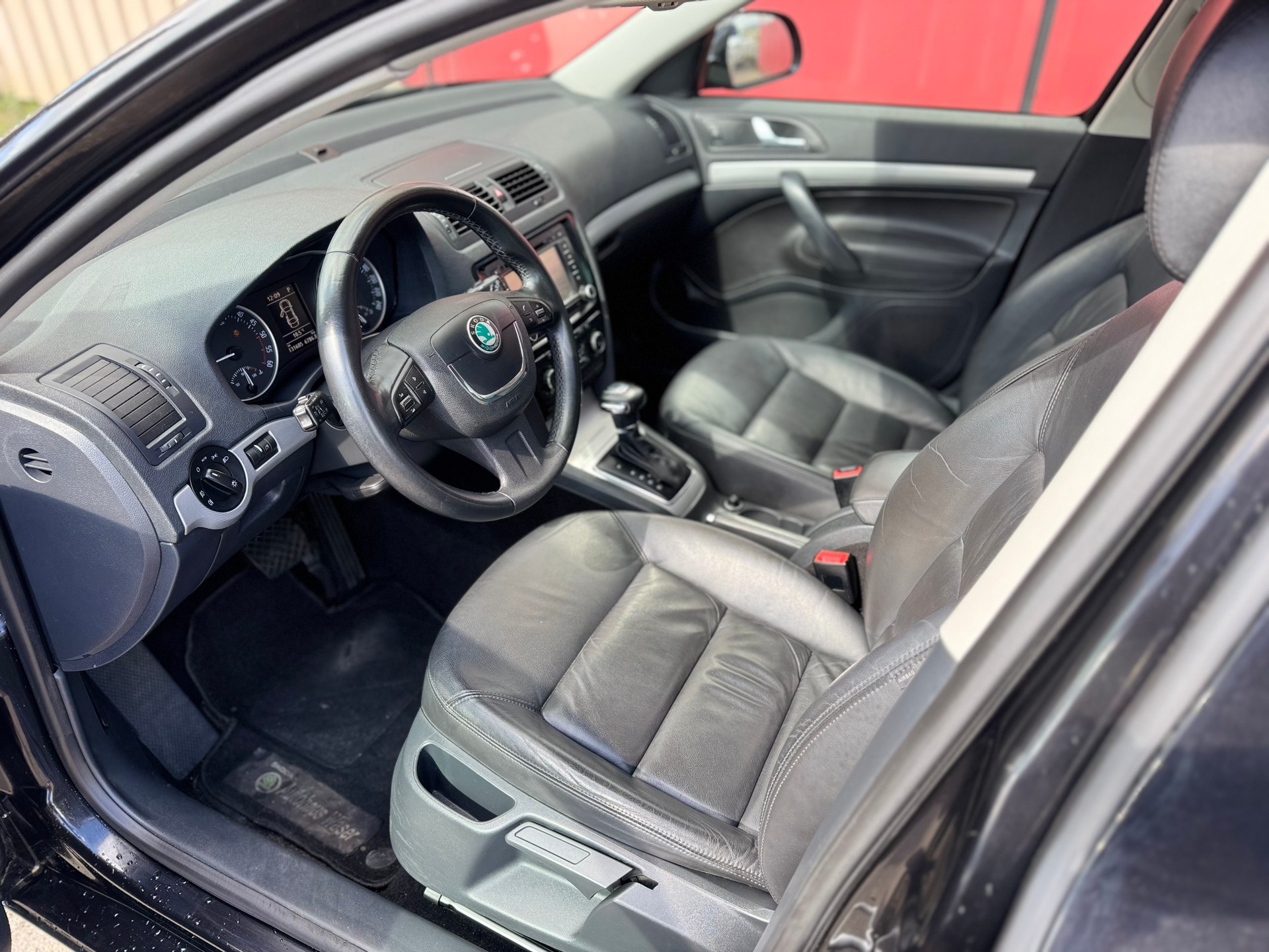 SKODA Octavia Combi 1.6 TDI Elegance DSG-image-9
