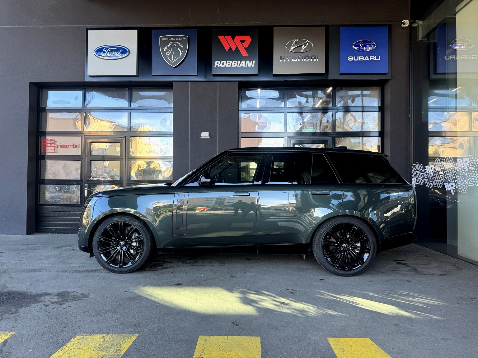 LAND ROVER Range Rover D250 3.0D I6 MHEV HSE Automatic-showroom-element-1