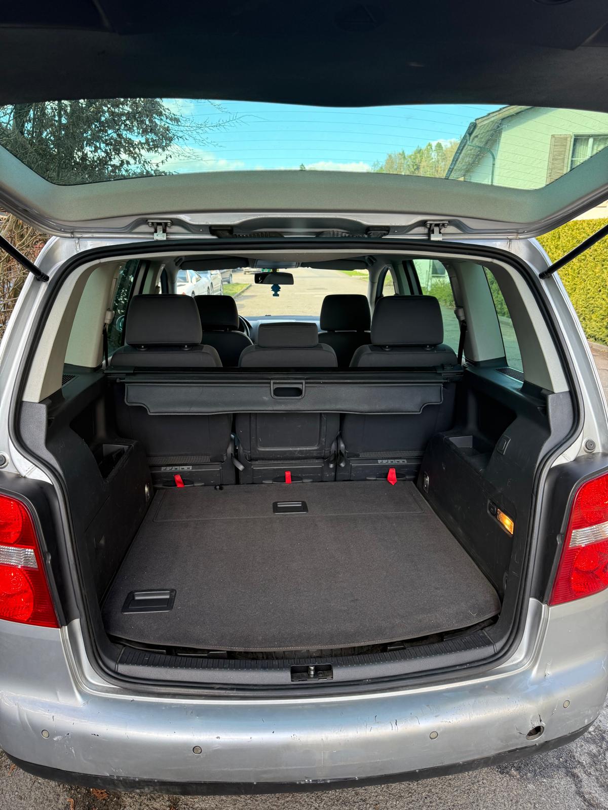 VW Touran 2.0 TDI Trendline-image-10