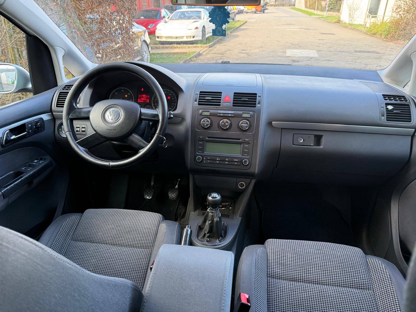 VW Touran 2.0 TDI Trendline-image-5
