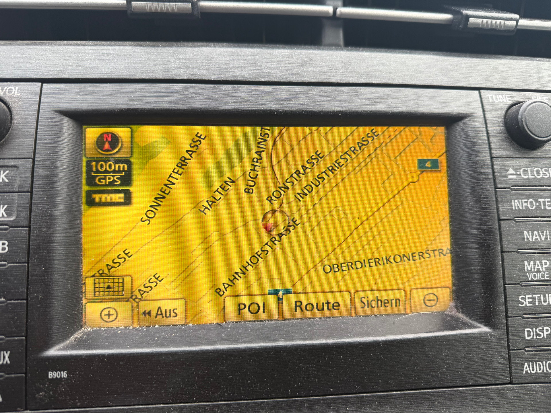 TOYOTA Prius 1.8 16V HSD Luna-image-8