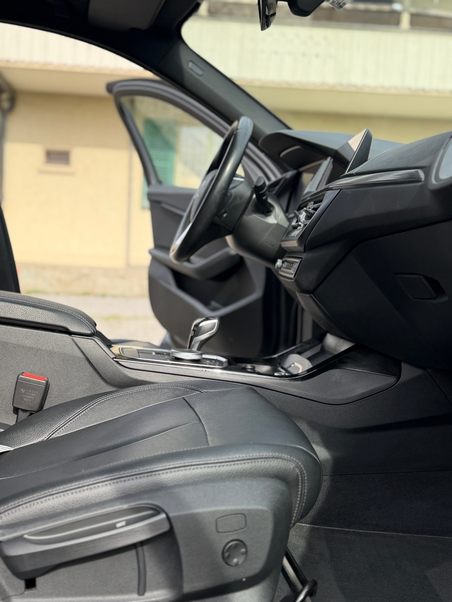 BMW 120d xDrive Steptronic Luxury Line-showroom-element-3