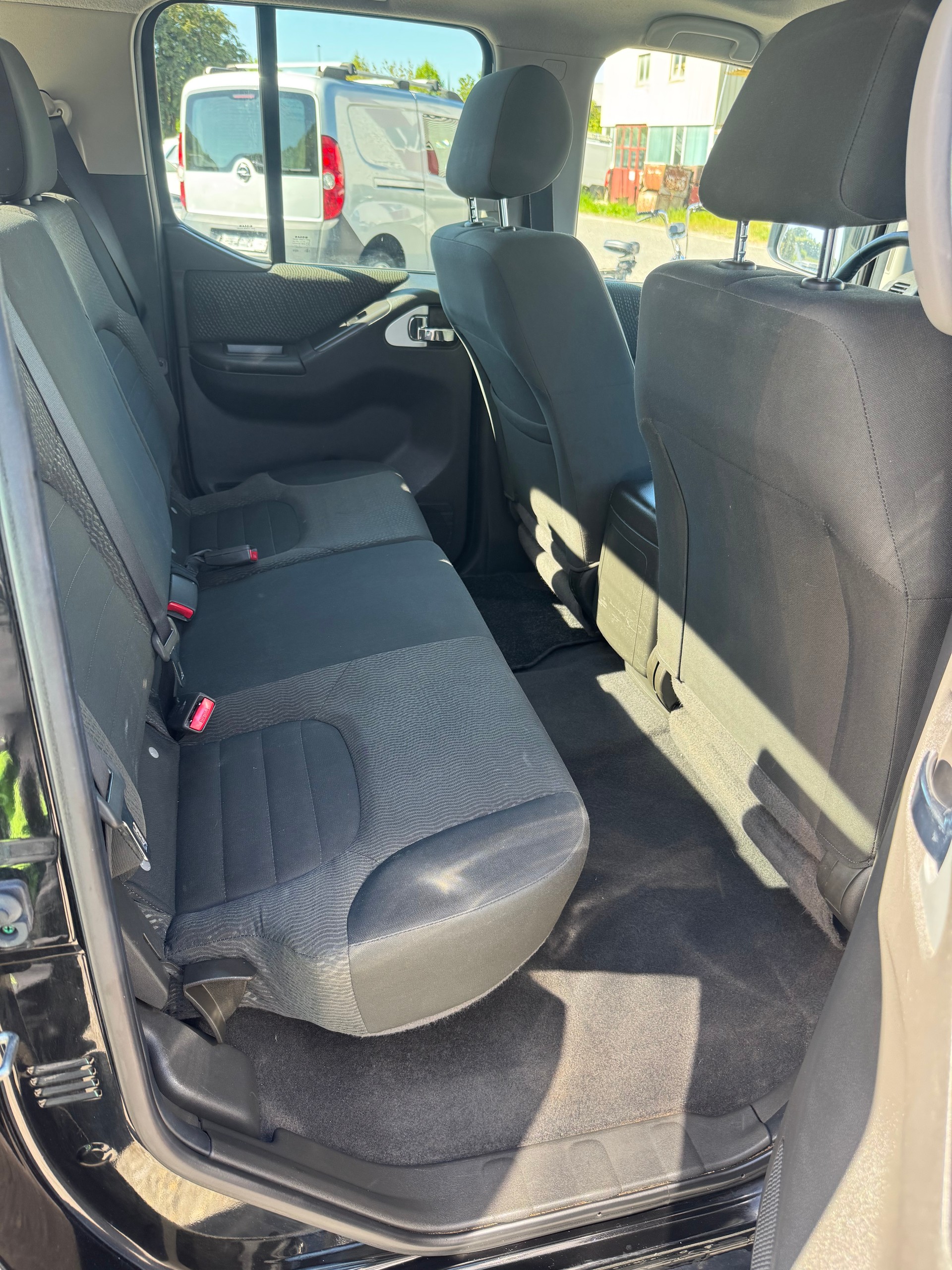 NISSAN Navara Double Cab 2.5 dCi 4WD Automat-image-23