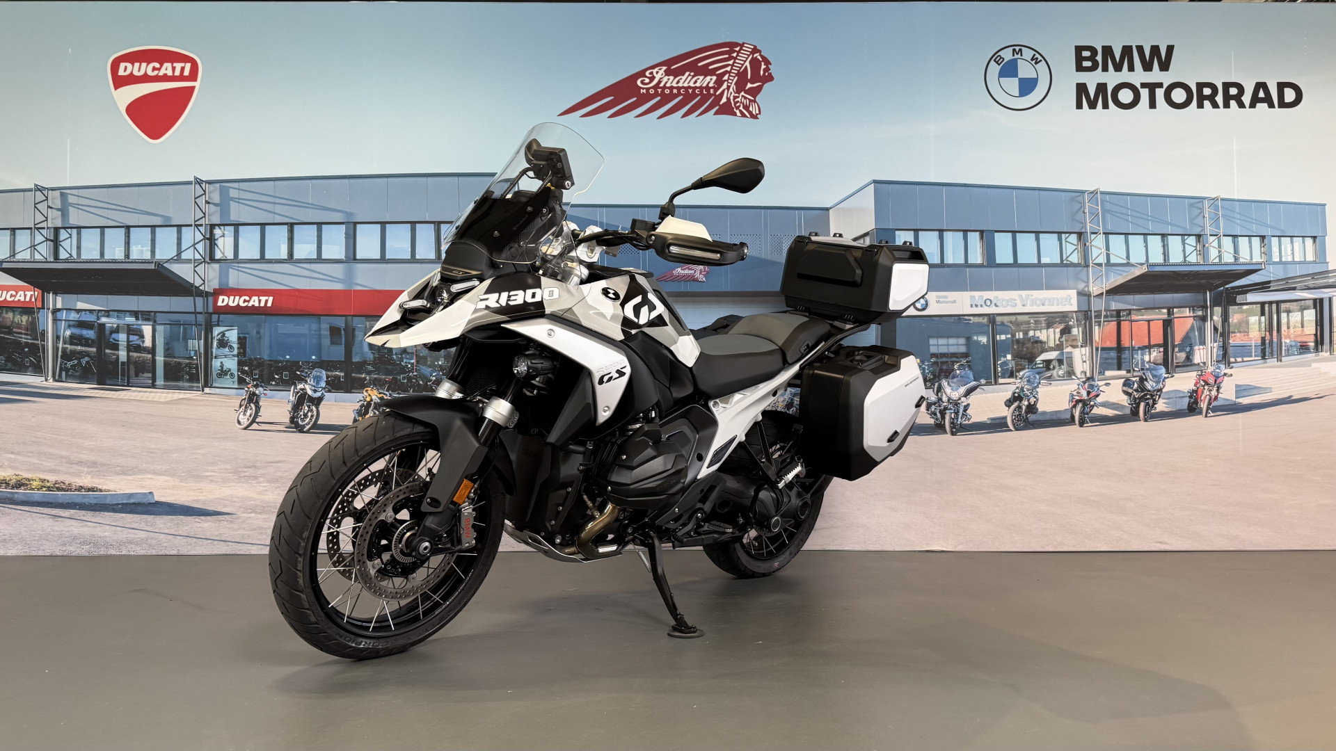 BMW R 1300 GS Trophy Covering / Akrapovic-showroom-element-2