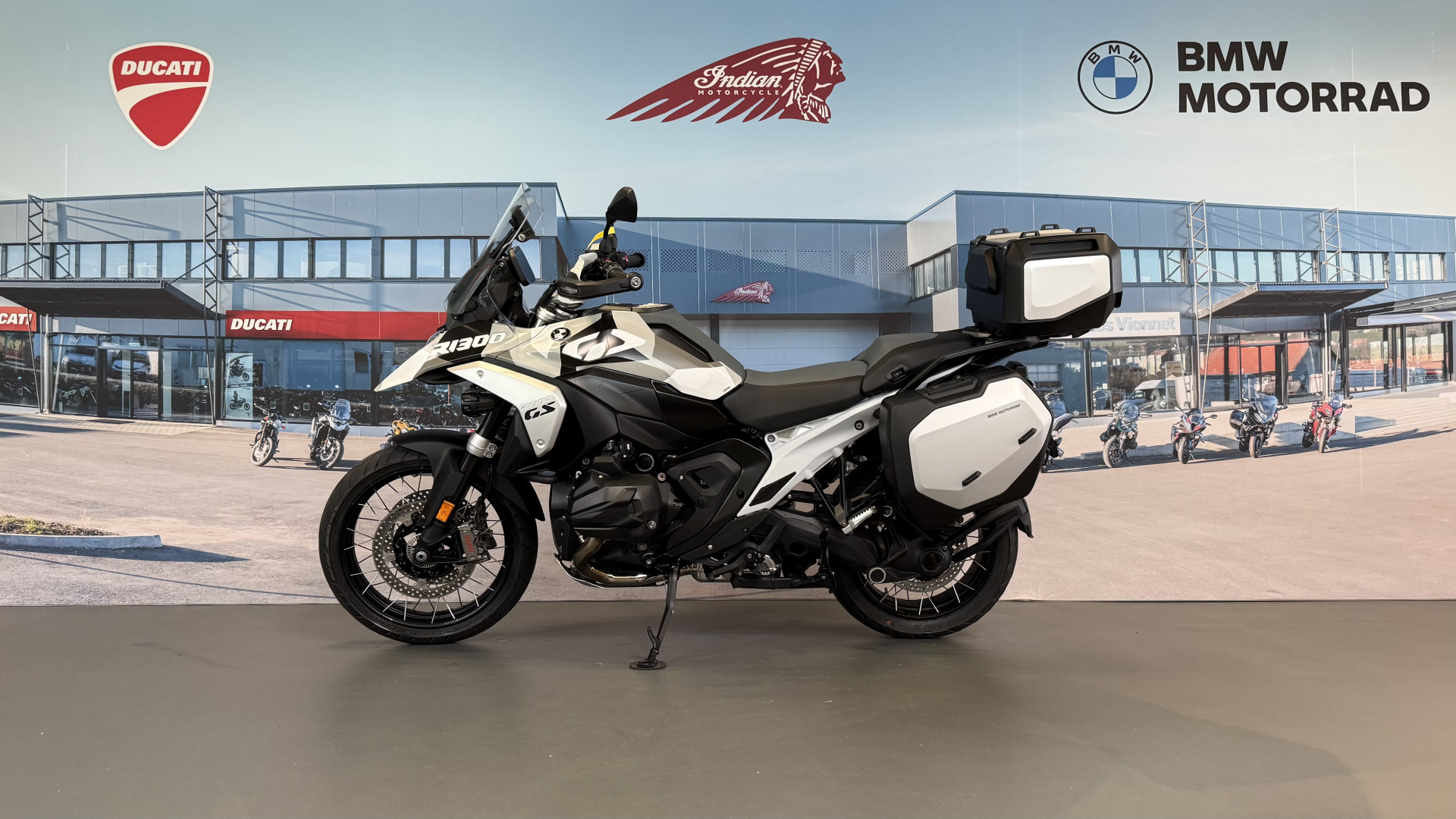 BMW R 1300 GS Trophy Covering / Akrapovic-showroom-element-3