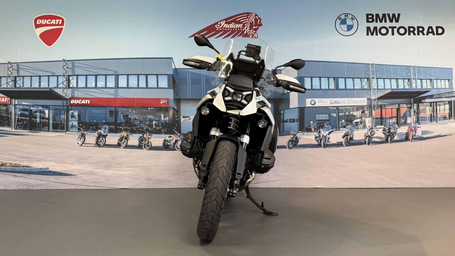 BMW R 1300 GS Trophy Covering / Akrapovic-showroom-element-1