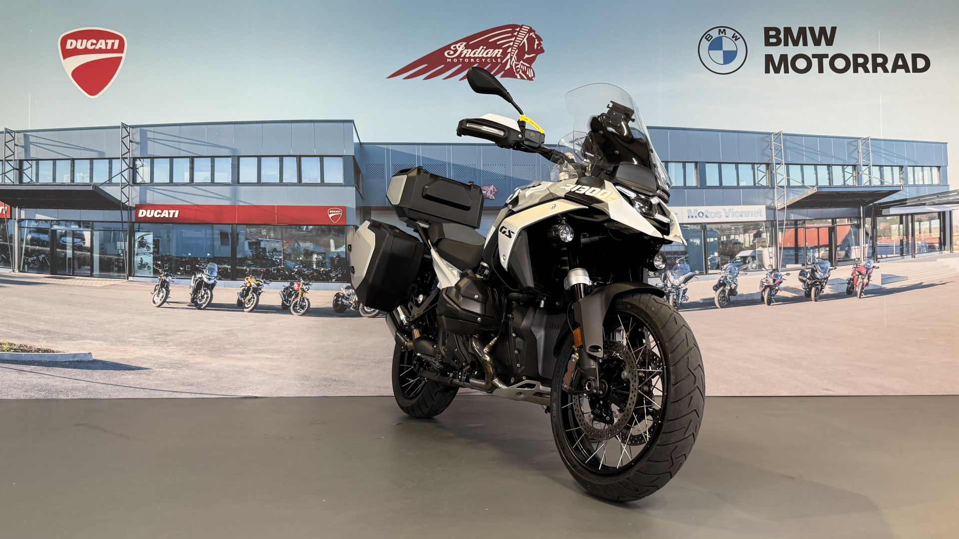 BMW R 1300 GS Trophy Covering / Akrapovic