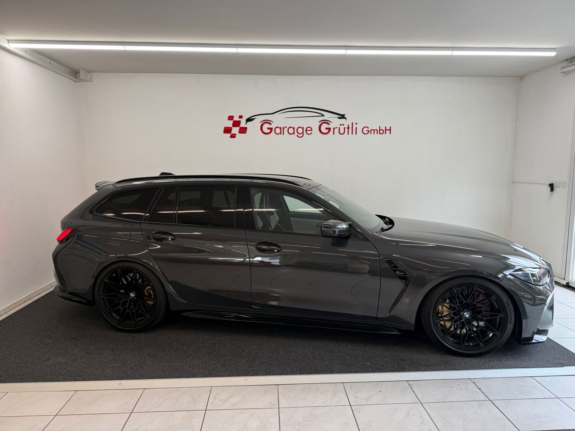 BMW M3 Touring xDrive Competition M-showroom-element-1