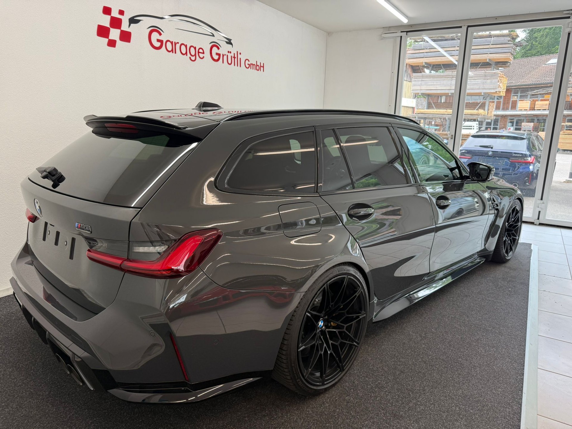BMW M3 Touring xDrive Competition M-showroom-element-3
