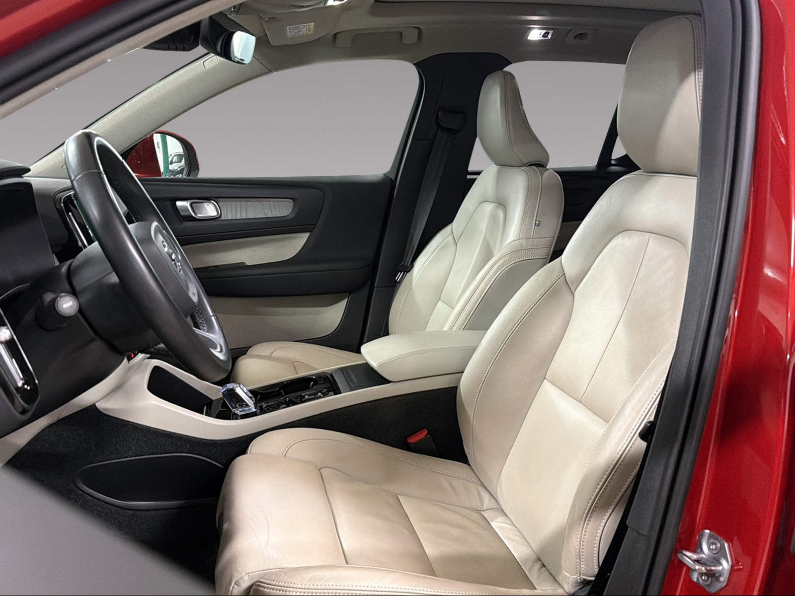 VOLVO XC40 B5 Benzin Mild Hybrid AWD Inscription Geartronic-image-6