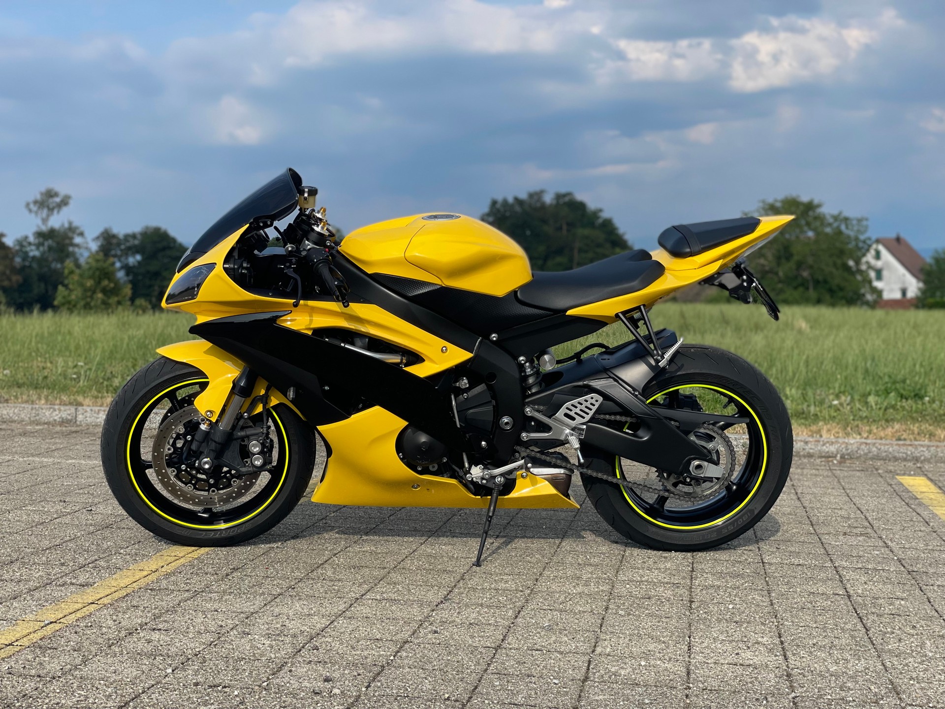 YAMAHA YZF-R6-image-1