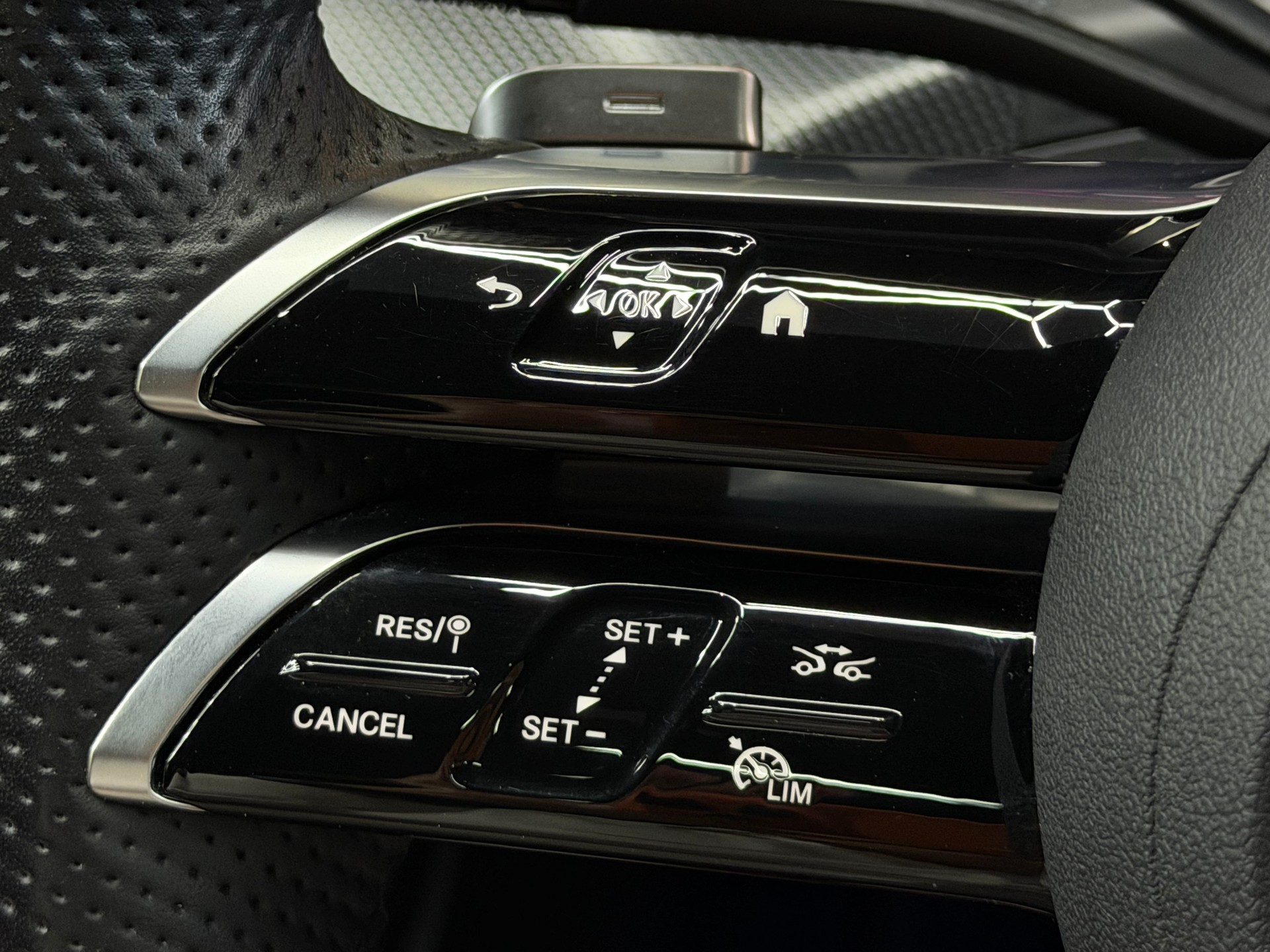 MERCEDES-BENZ C 220 d T 4Matic AMG Line-image-20