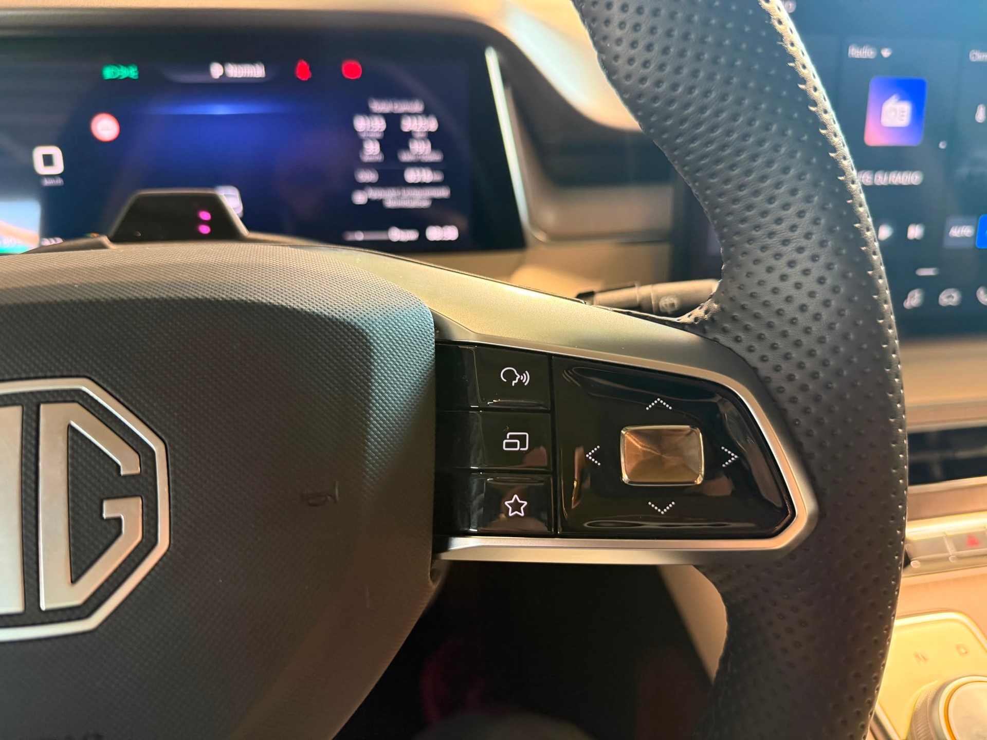MG S6 EV 77kWh Luxury AWD-image-15