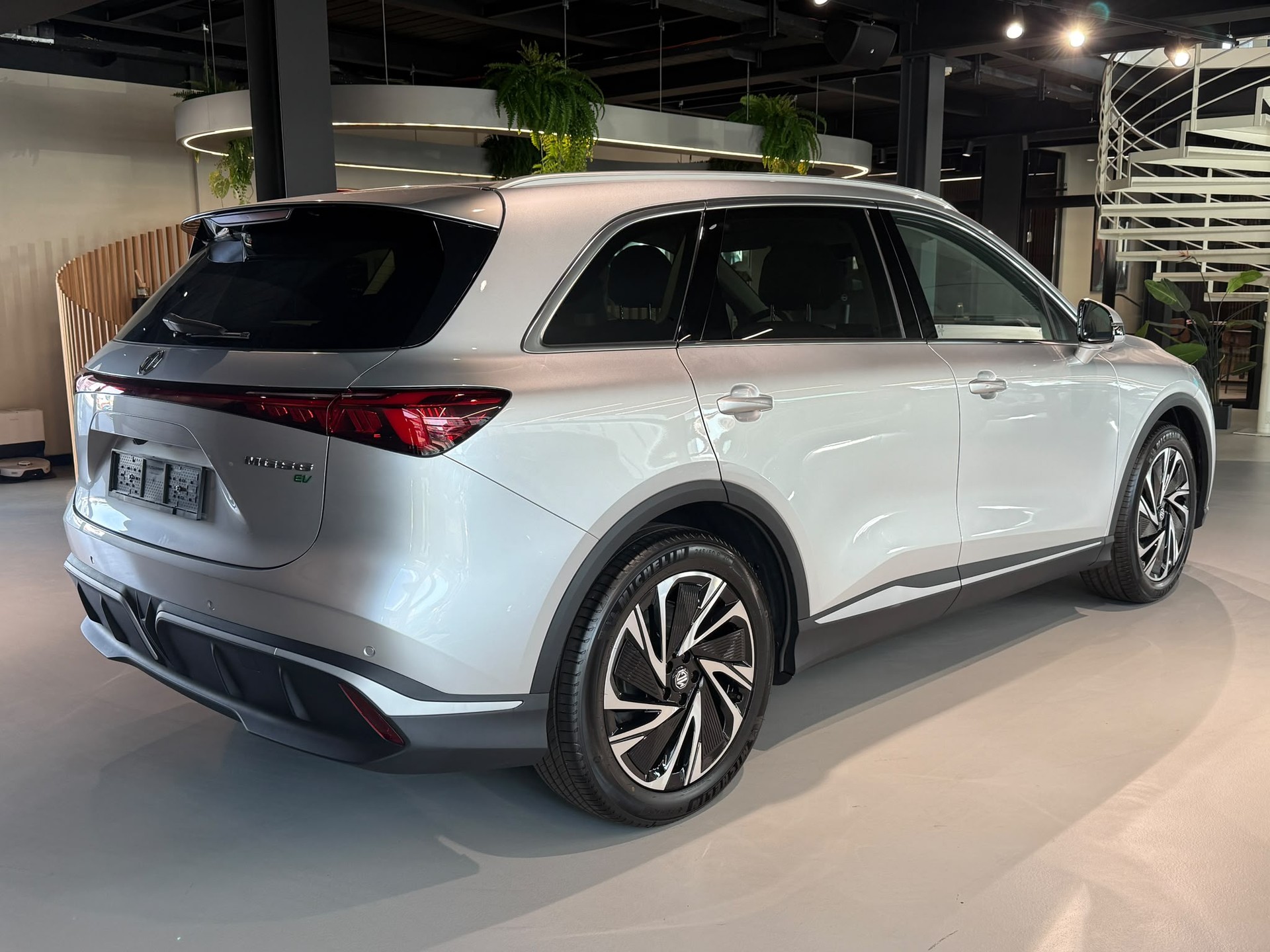 MG S6 EV 77kWh Luxury AWD-showroom-element-3