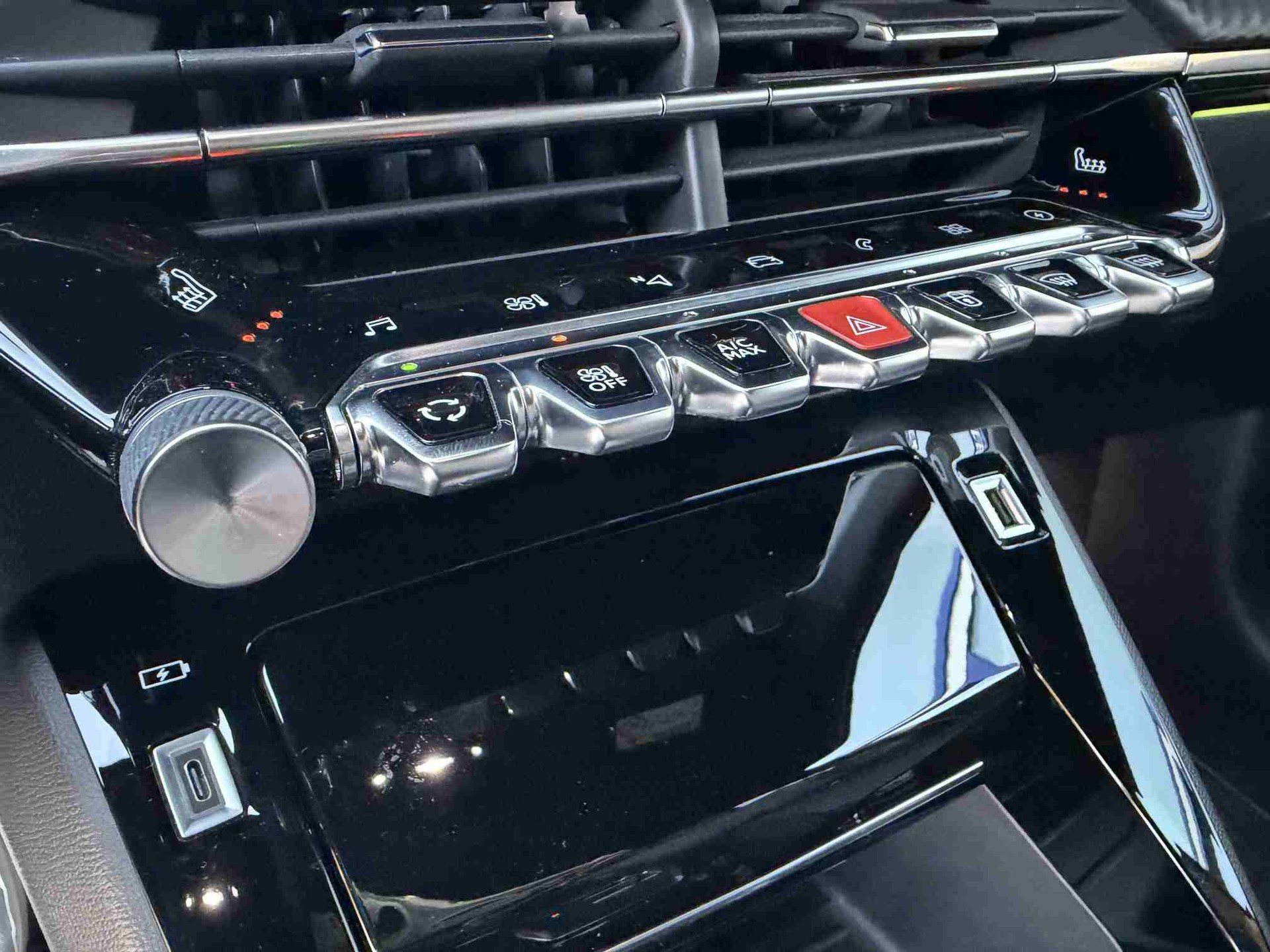 PEUGEOT 208 e-GT-image-12