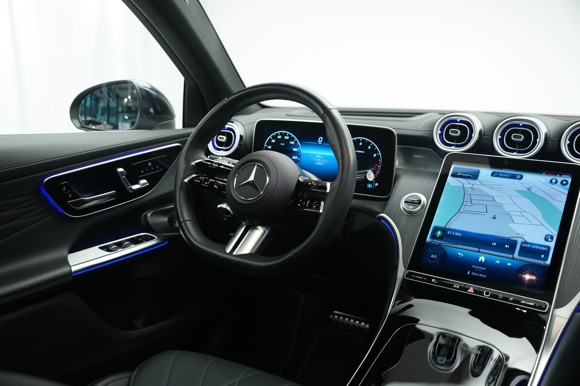 MERCEDES-BENZ GLC 300 4Matic AMG Line 9G-Tronic *AHK * Massagesitze* * Burmester*-image-17