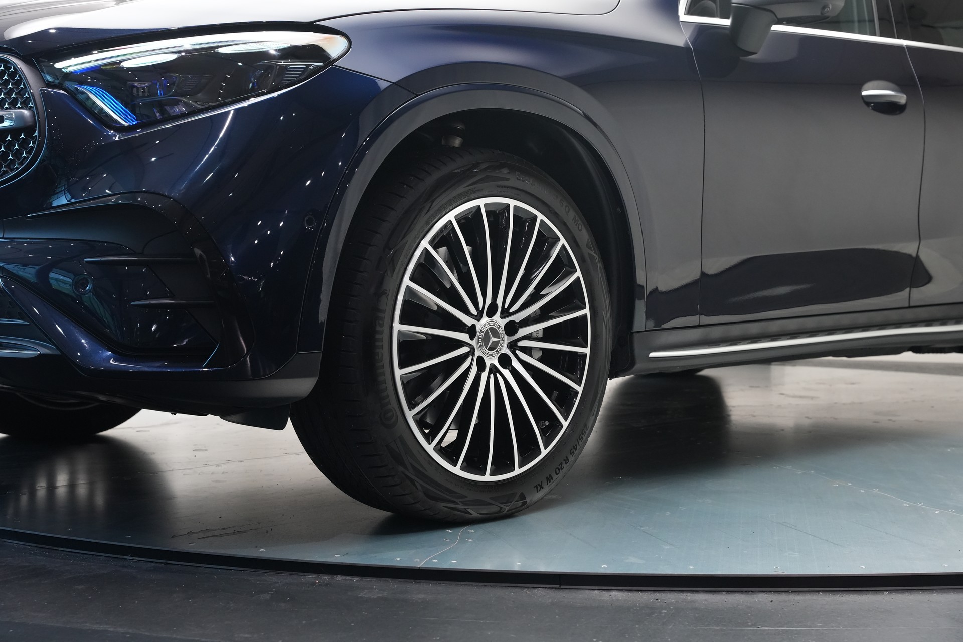 MERCEDES-BENZ GLC 300 4Matic AMG Line 9G-Tronic *AHK * Massagesitze* * Burmester*-image-48