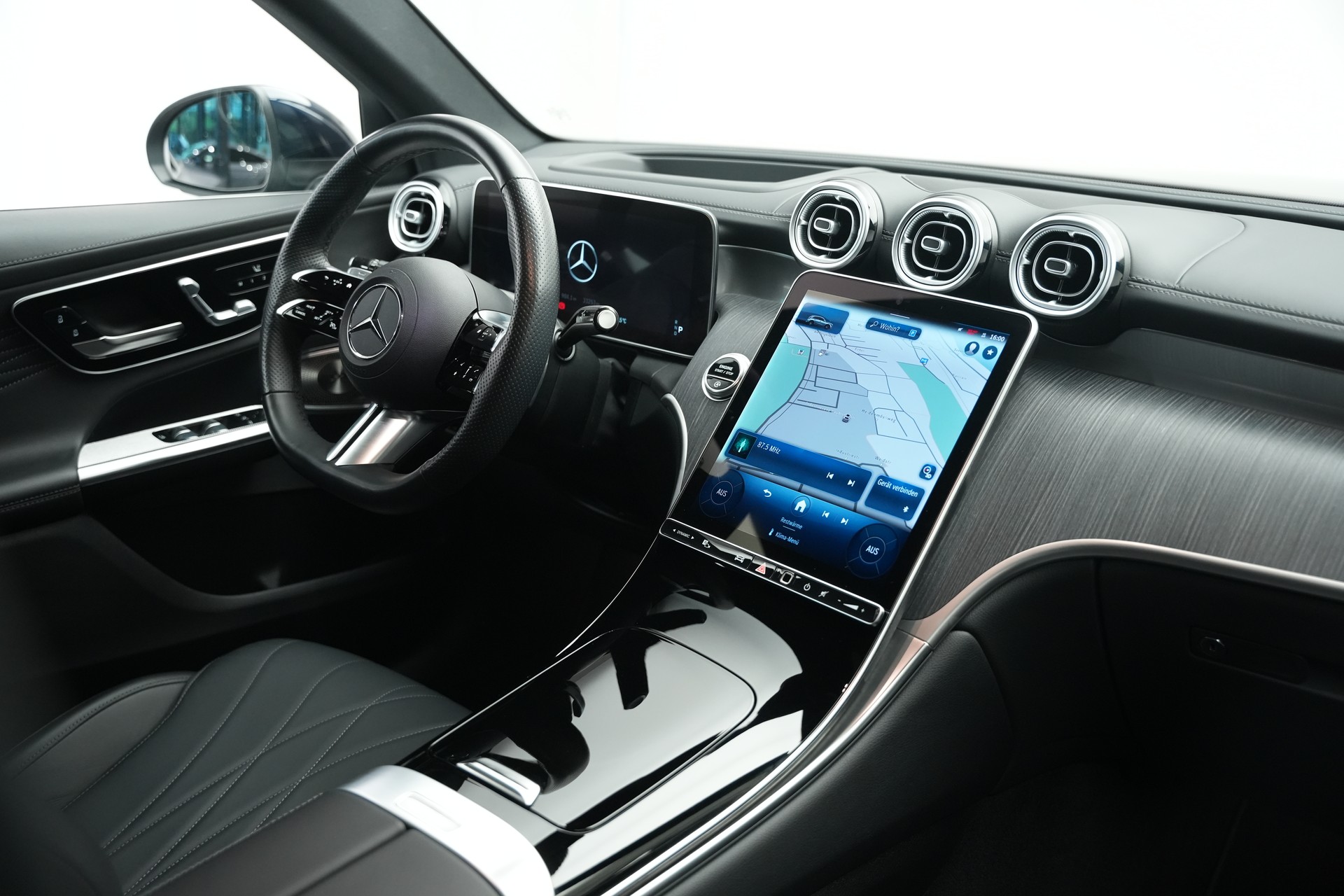 MERCEDES-BENZ GLC 300 4Matic AMG Line 9G-Tronic *AHK * Massagesitze* * Burmester*-image-11