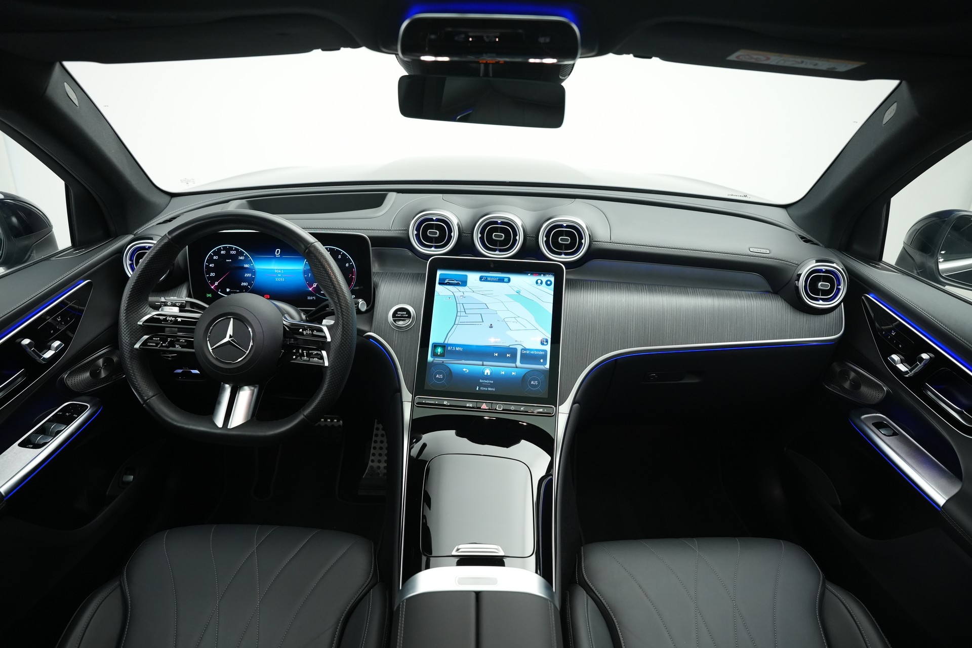 MERCEDES-BENZ GLC 300 4Matic AMG Line 9G-Tronic *AHK * Massagesitze* * Burmester*-image-9
