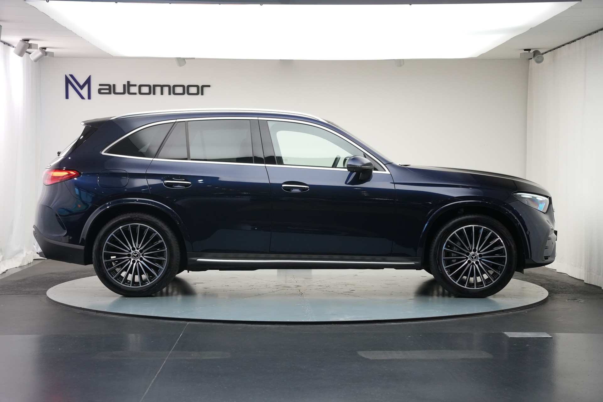 MERCEDES-BENZ GLC 300 4Matic AMG Line 9G-Tronic *AHK * Massagesitze* * Burmester*-showroom-element-3