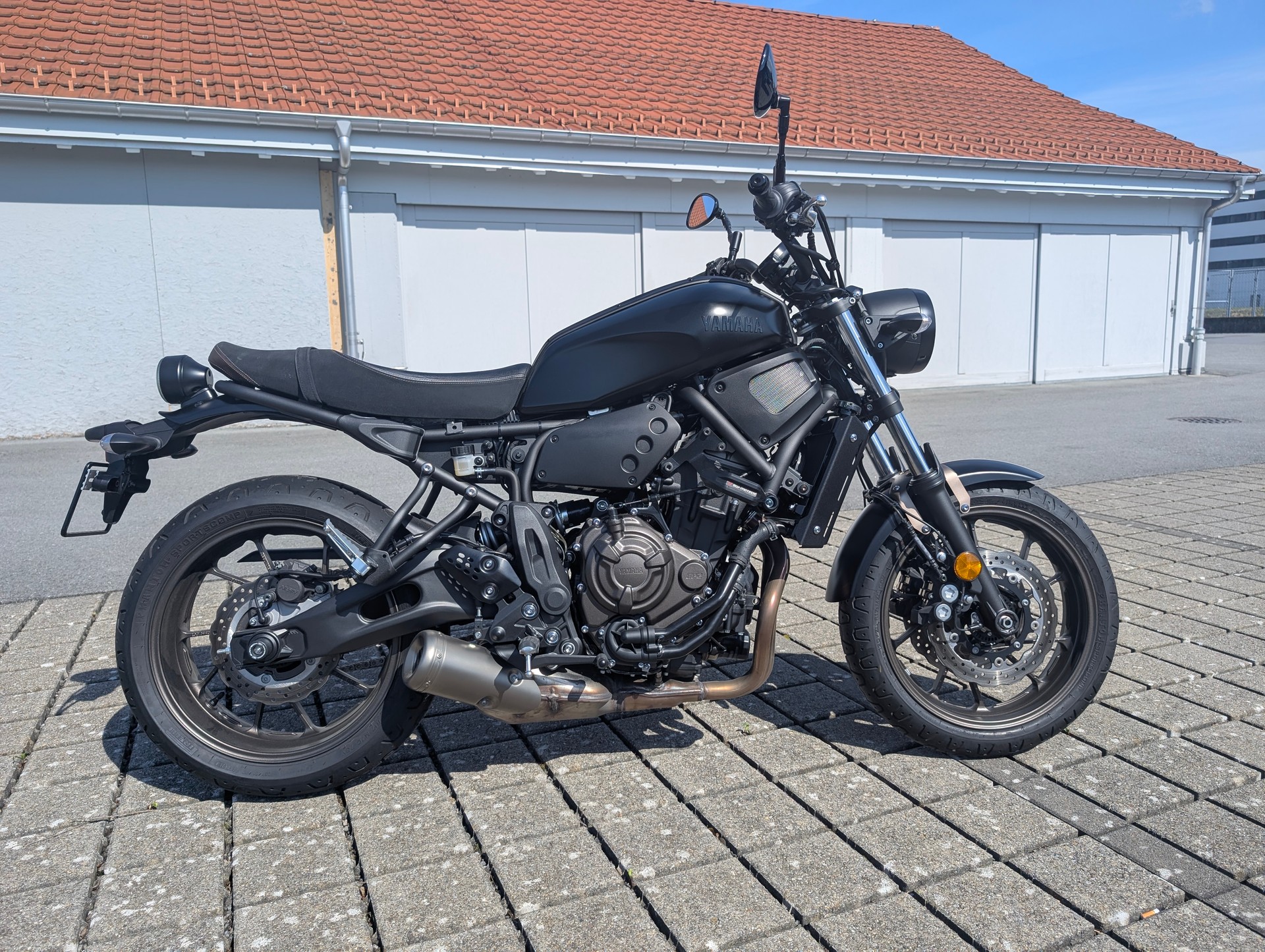 YAMAHA XSR 700 Black Edition-image-1