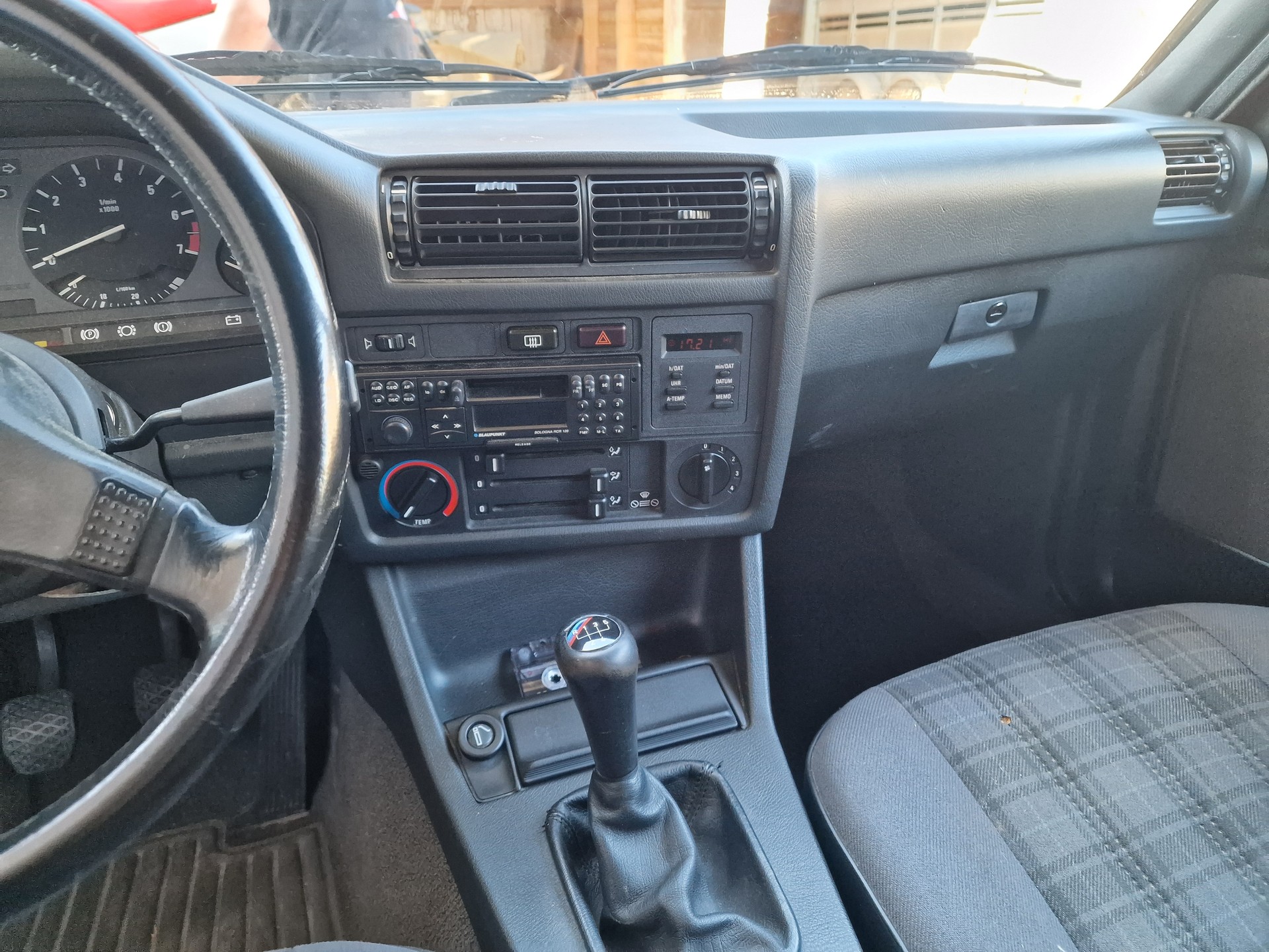 BMW 318iS-image-9