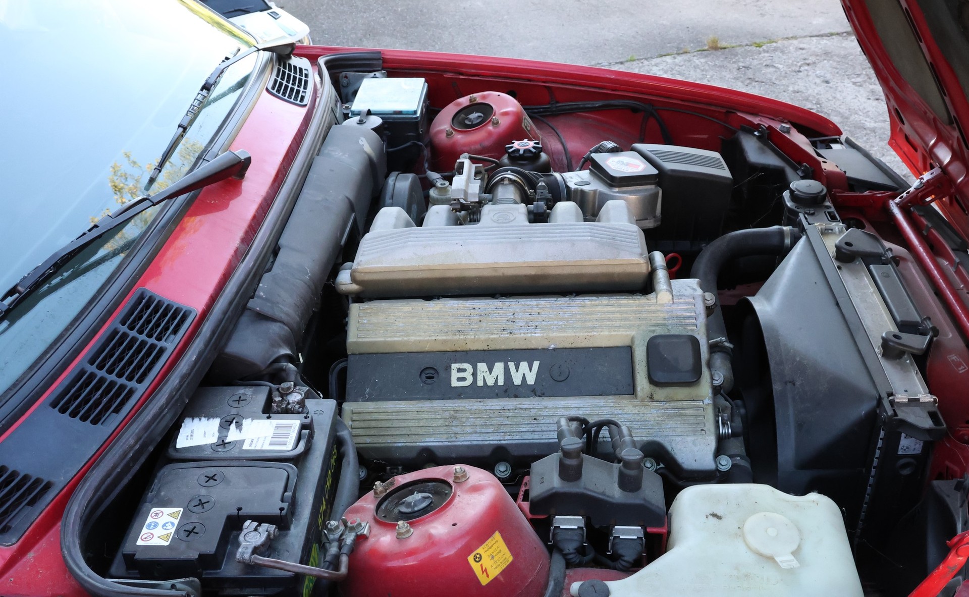 BMW 318iS-image-6