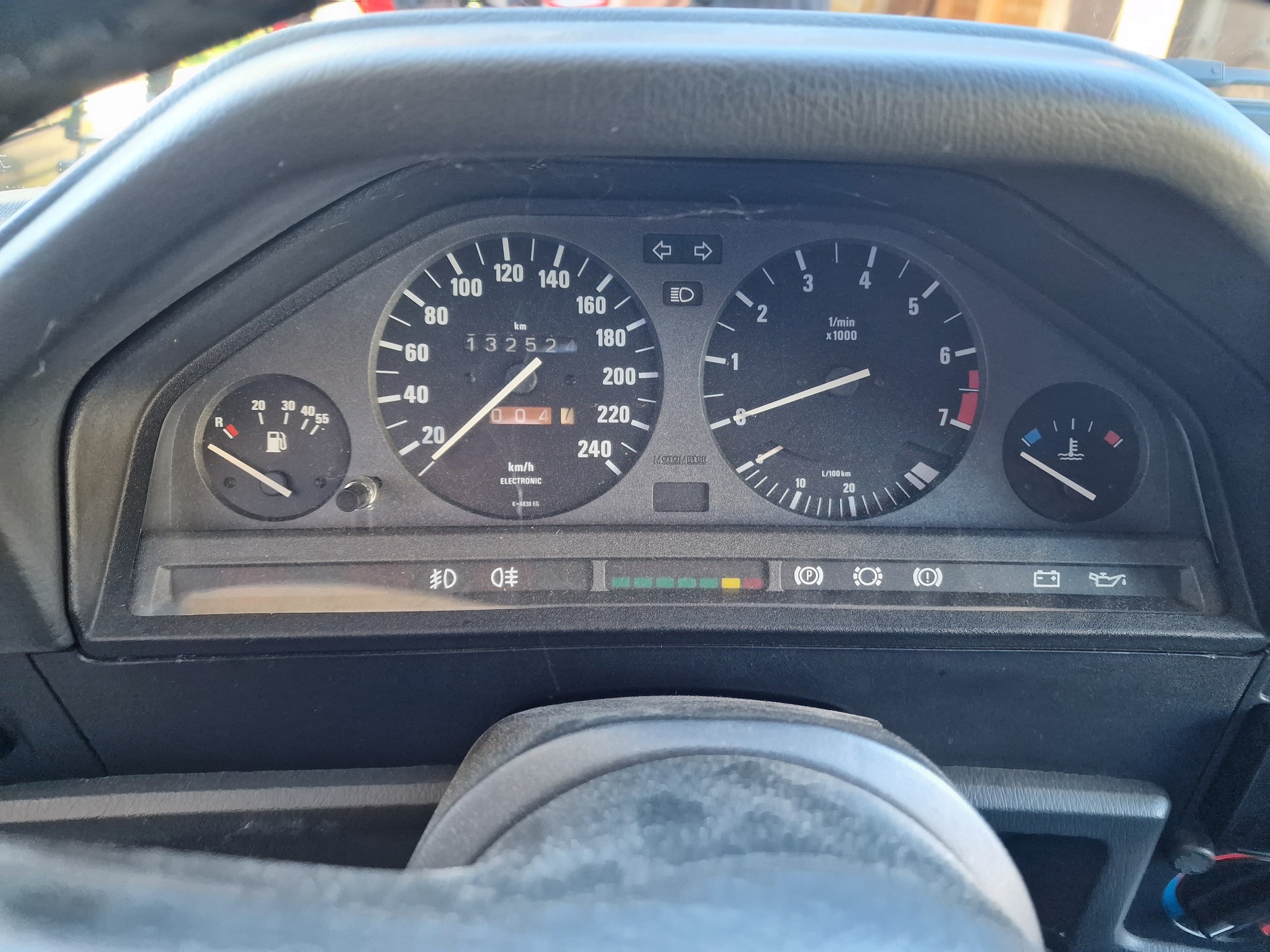 BMW 318iS-image-10