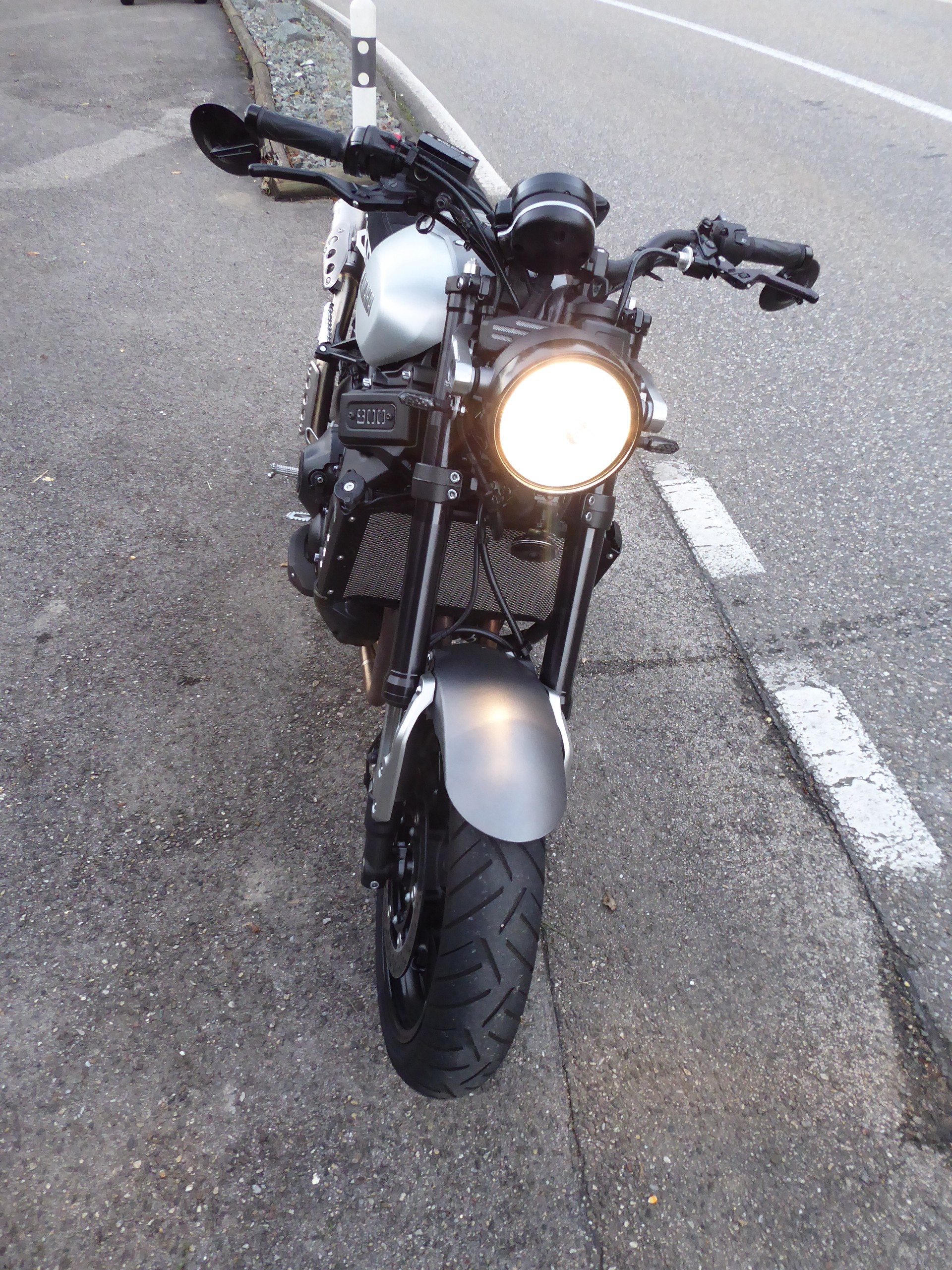 YAMAHA XSR 900-image-1