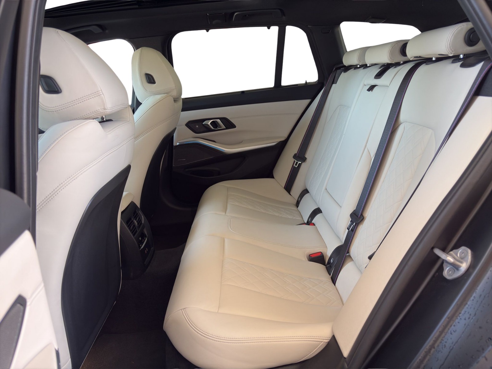 BMW M330d xDrive SAG Touring M-Sport Pro Individual-image-18