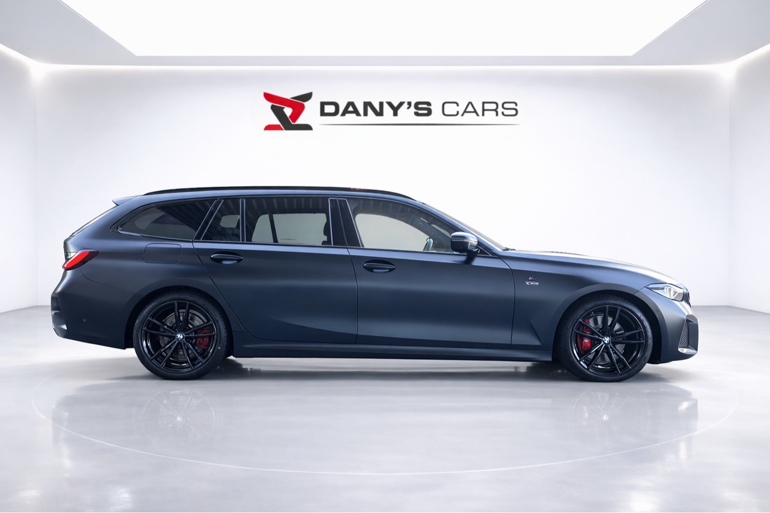 BMW M330d xDrive SAG Touring M-Sport Pro Individual-showroom-element-3