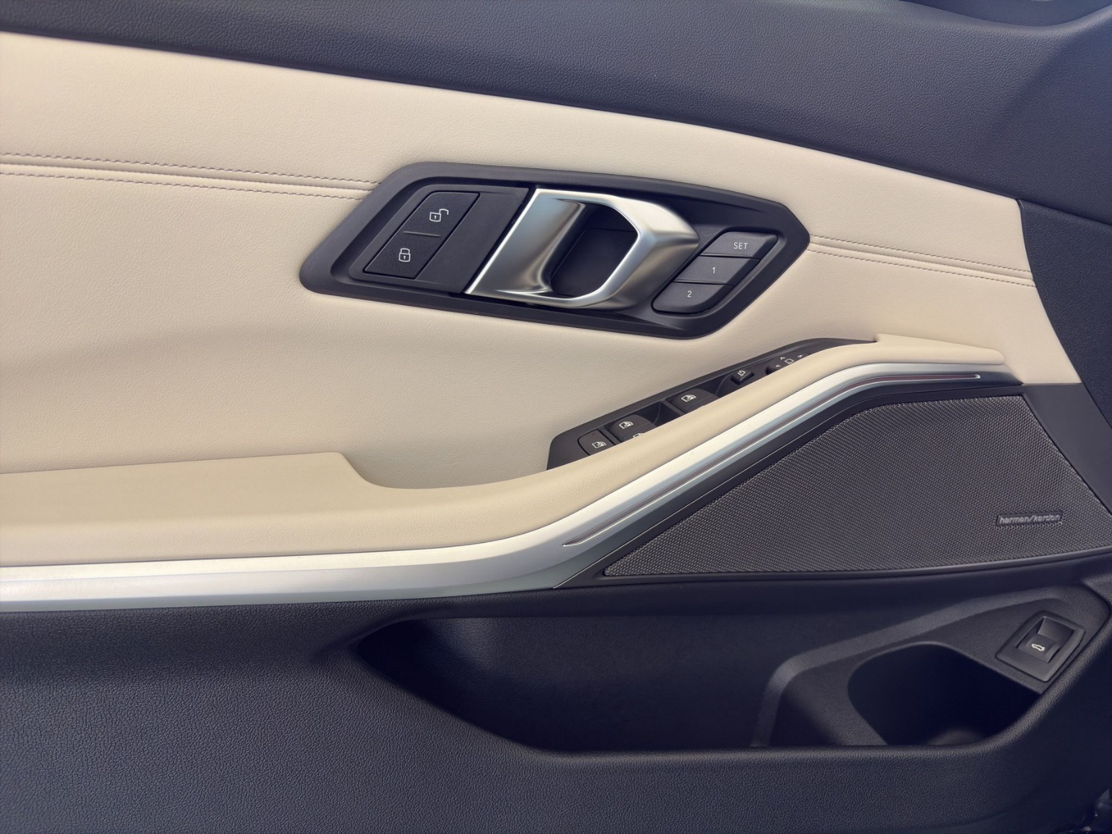BMW M330d xDrive SAG Touring M-Sport Pro Individual-image-8