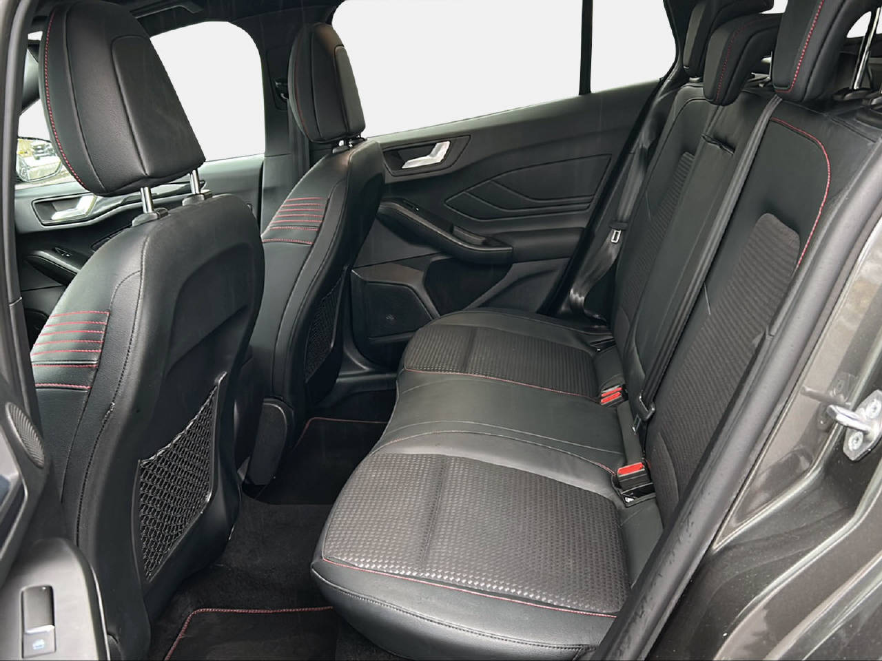 FORD Focus Station Wagon 1.0i EcoB 125 ST-Line X-image-12