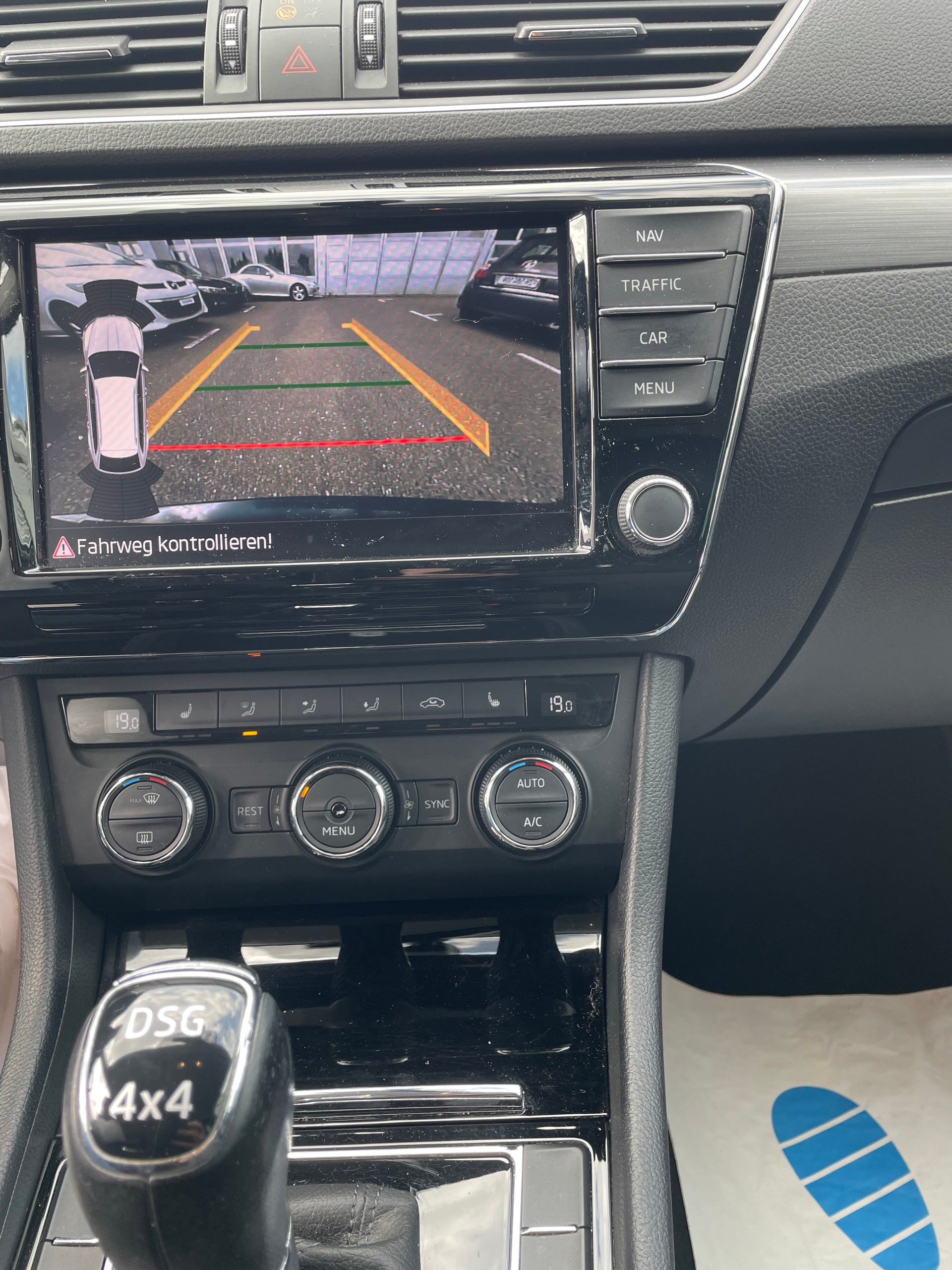 SKODA Superb Combi 2.0 TDi Sport Line 4x4 DSG-image-8