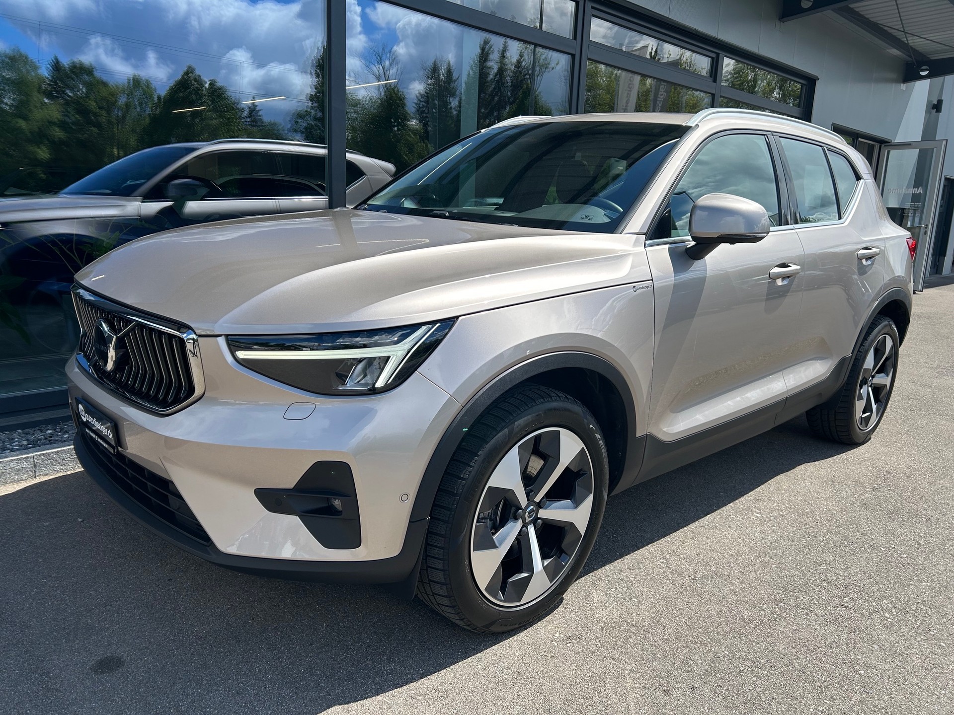 VOLVO XC40 B5 Benzin Mild Hybrid AWD Ultimate Bright Geartronic-image-3