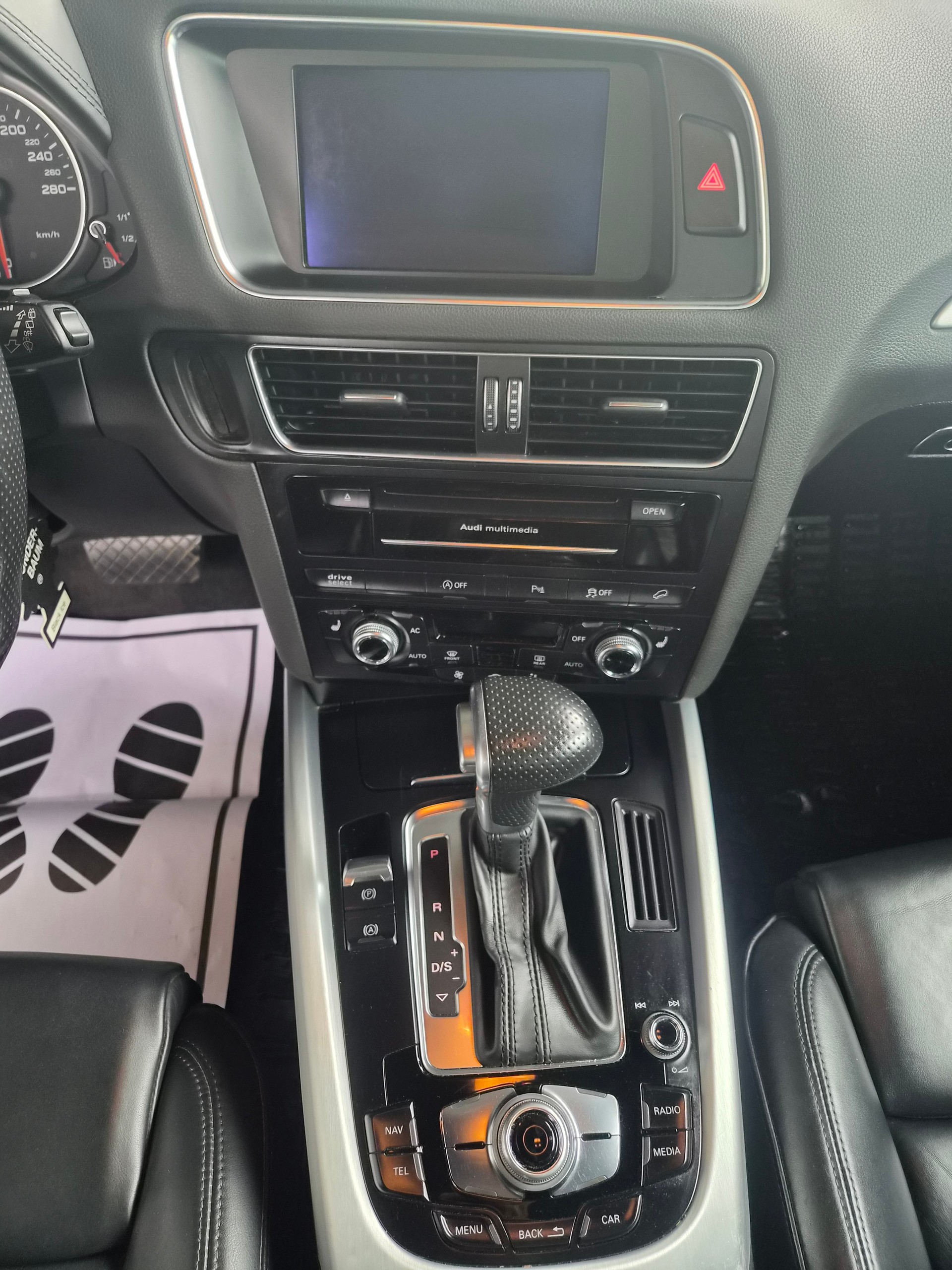 AUDI Q5 3.0 TDI quattro S-tronic S-LINE-image-11