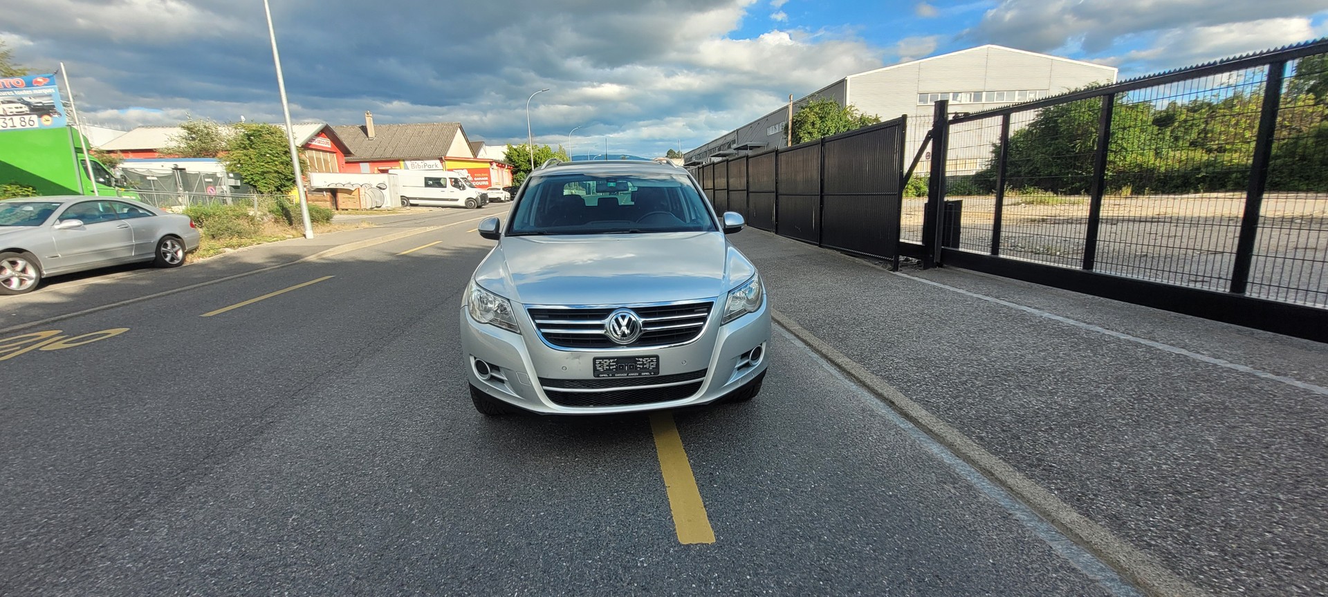 VW Tiguan 2.0 TSI Sport&Style-image-2