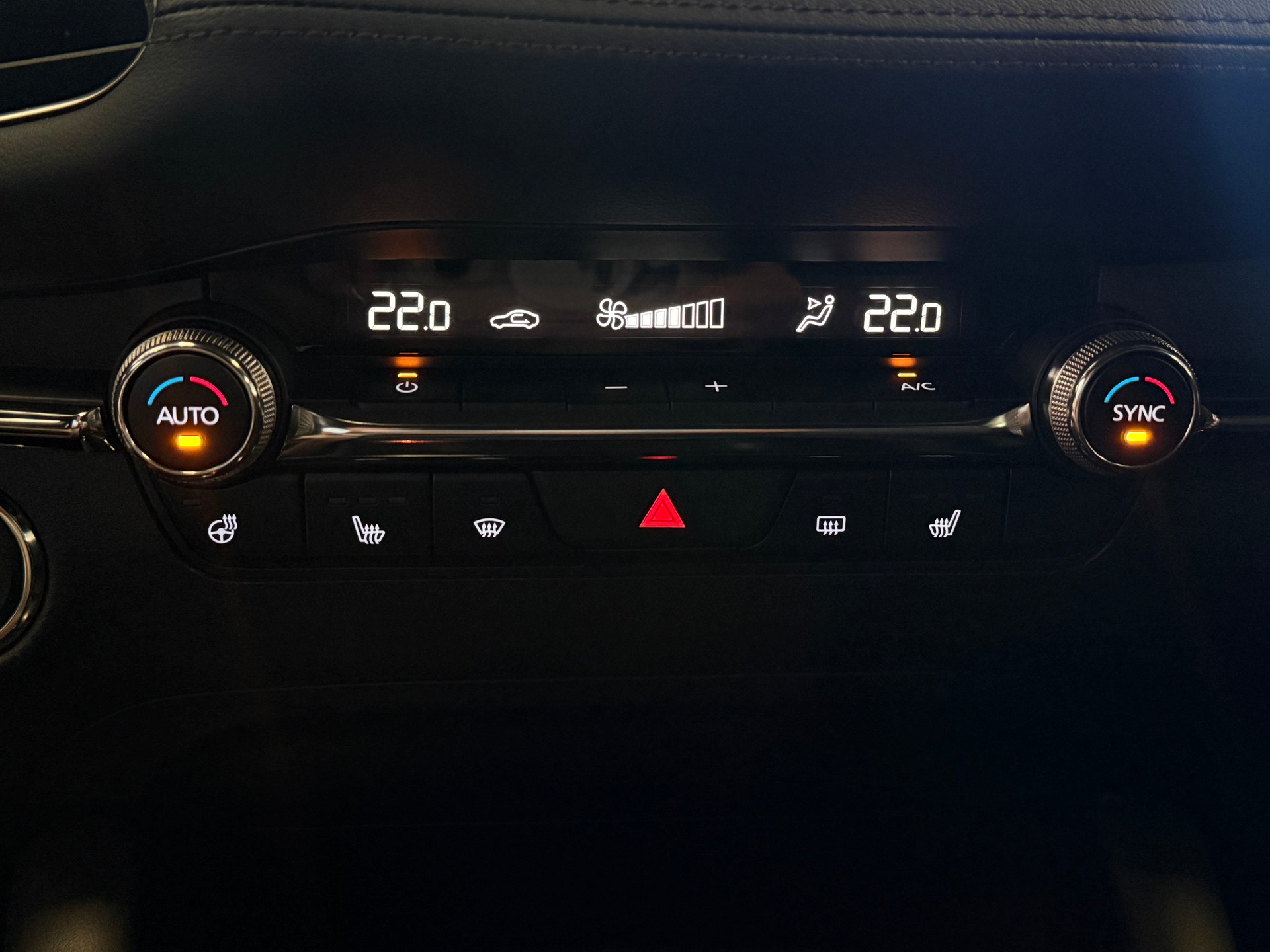 MAZDA 3 Hatchback SKYACTIV-X MHybrid 186 Revolution AWD Automat-image-9