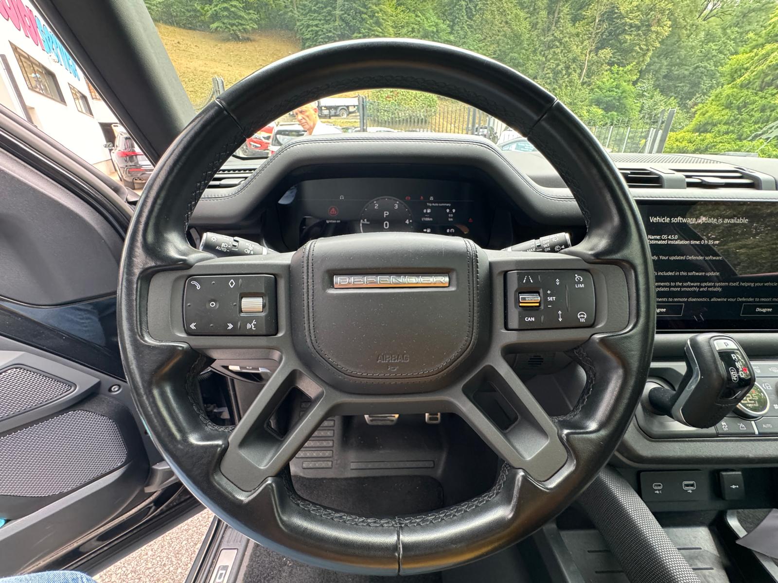 LAND ROVER Defender 110 3.0 D I6 300 X-Dynamic HSE AWD AT8-image-9