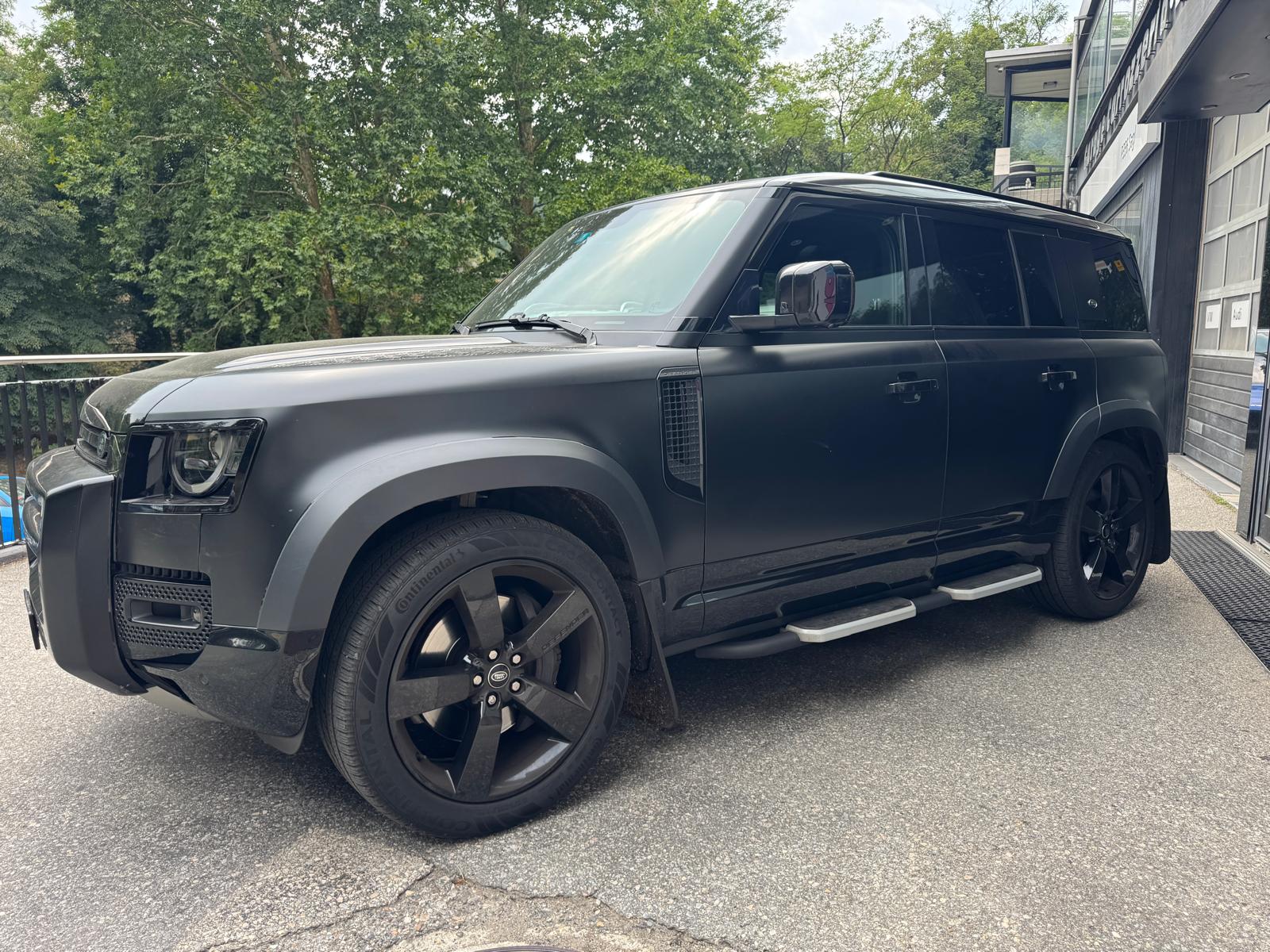LAND ROVER Defender 110 3.0 D I6 300 X-Dynamic HSE AWD AT8