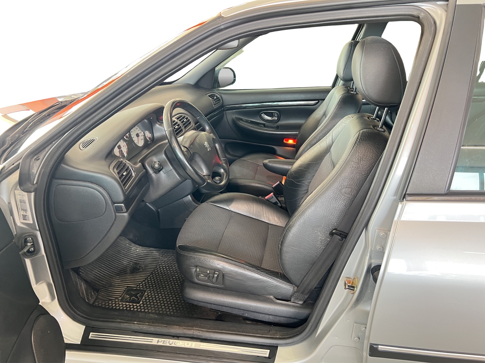 PEUGEOT 406 Break ST 2.0 16V A-image-8