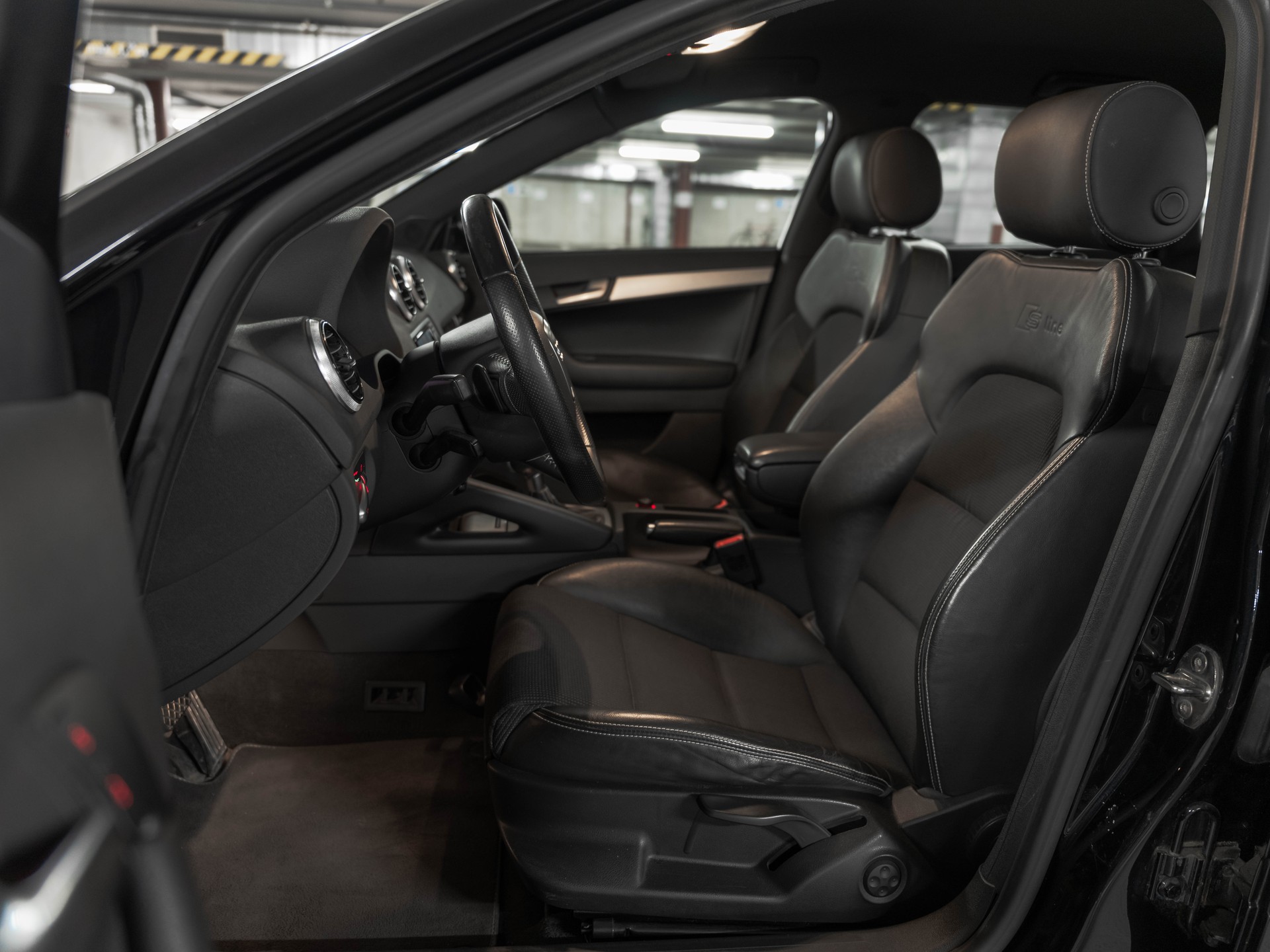 AUDI A3 Sportback 2.0 TFSI Ambition quattro S-tronic-image-25